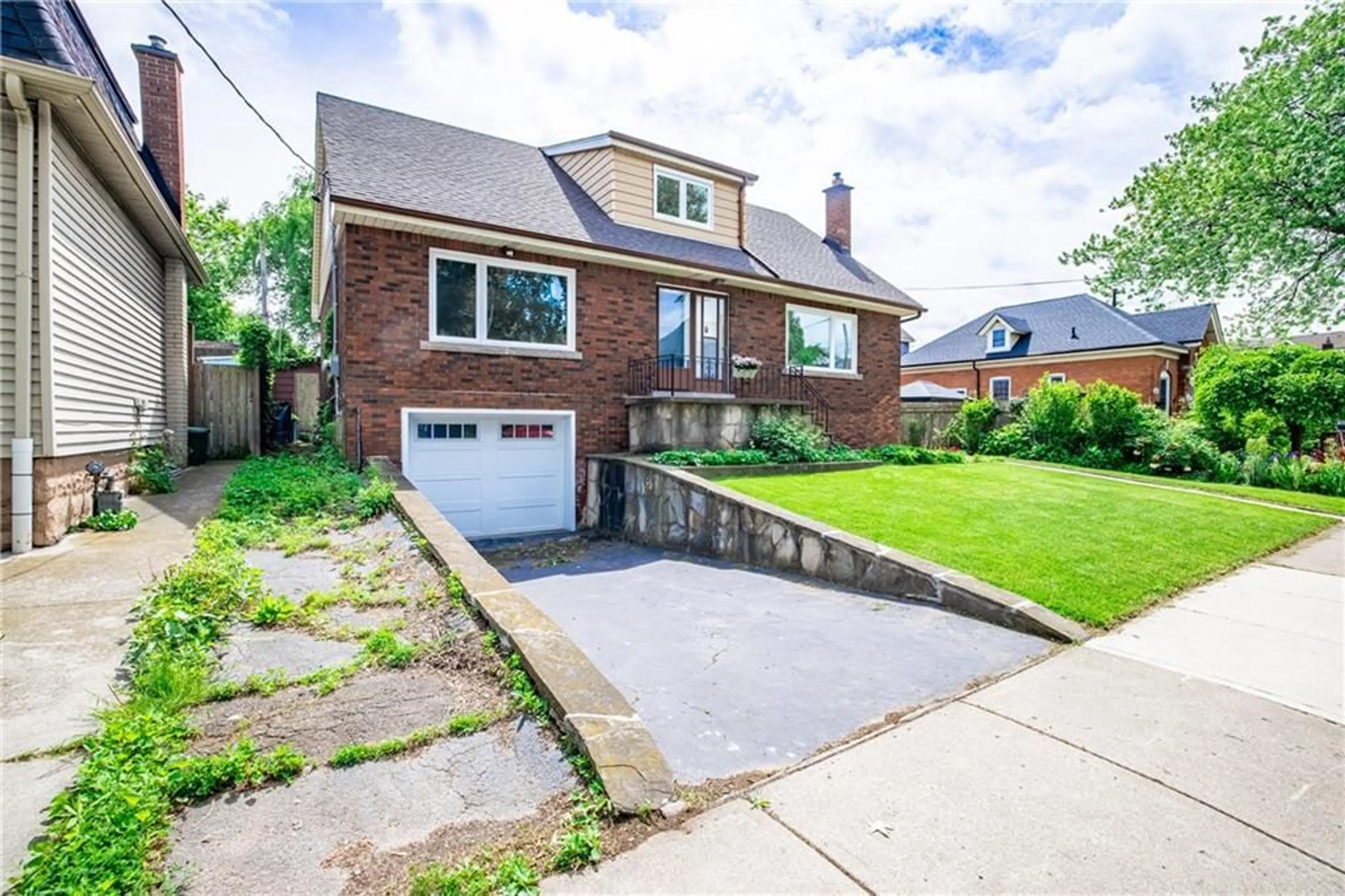 Frontside or backside of a home for 106 SIMCOE St, Hamilton Ontario L8L 3N5