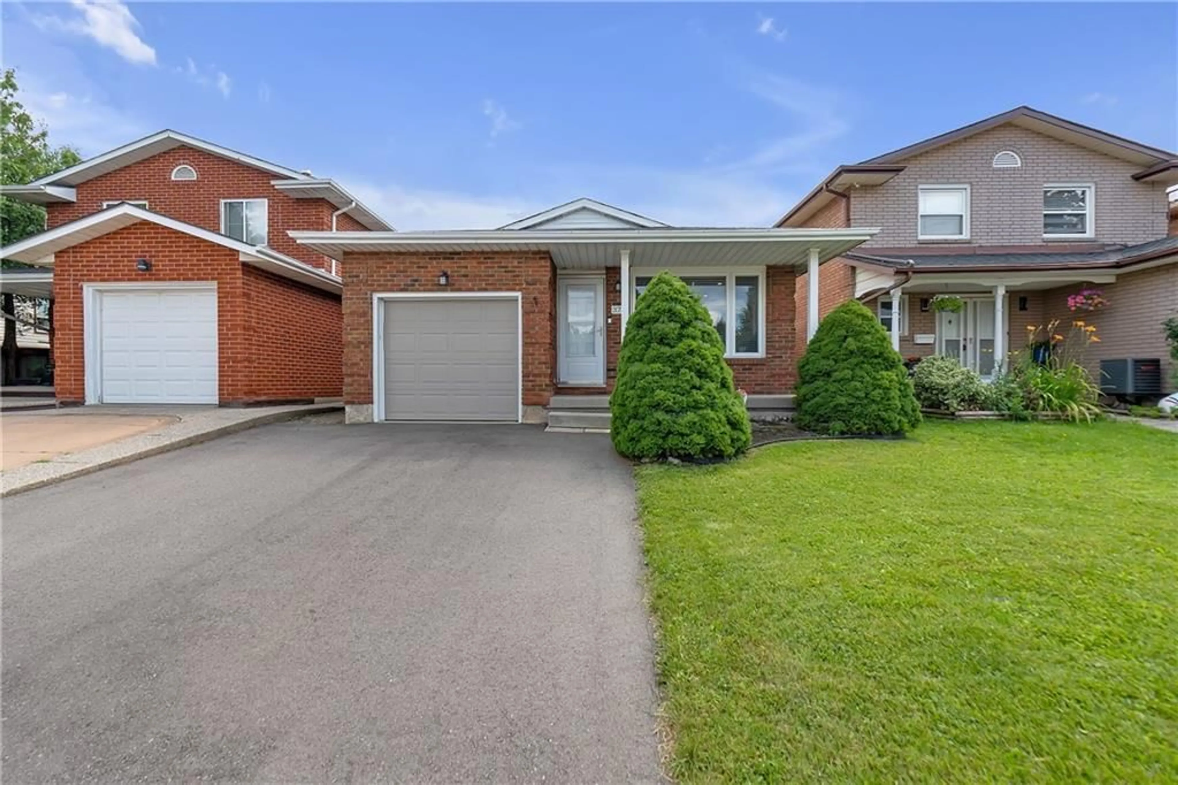 Frontside or backside of a home for 374 LIMERIDGE Rd, Hamilton Ontario L9A 2S7