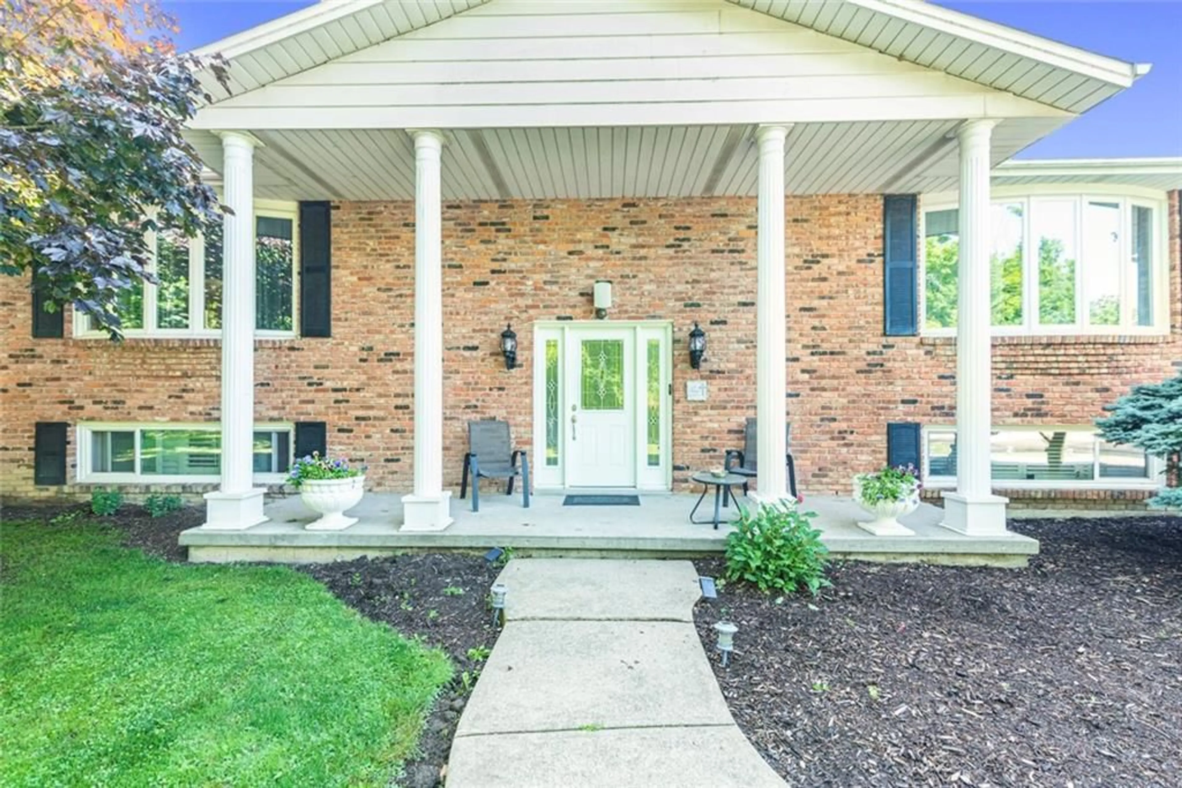 Indoor entryway for 24 Harbinger Dr, Stoney Creek Ontario L8J 2W8