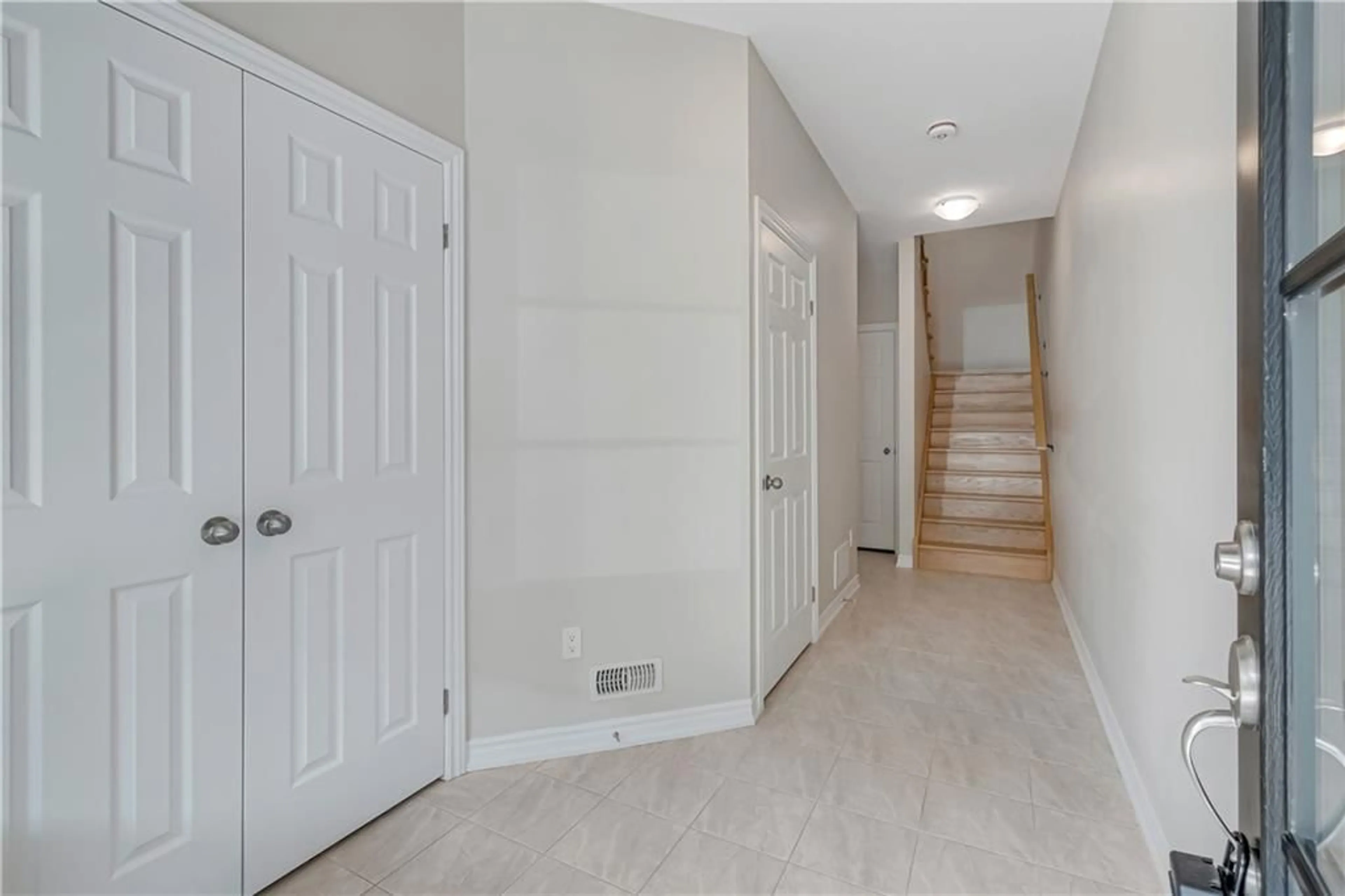 Indoor foyer, carpet floors for 219 DUNDAS St #18, Waterdown Ontario L0R 2H4