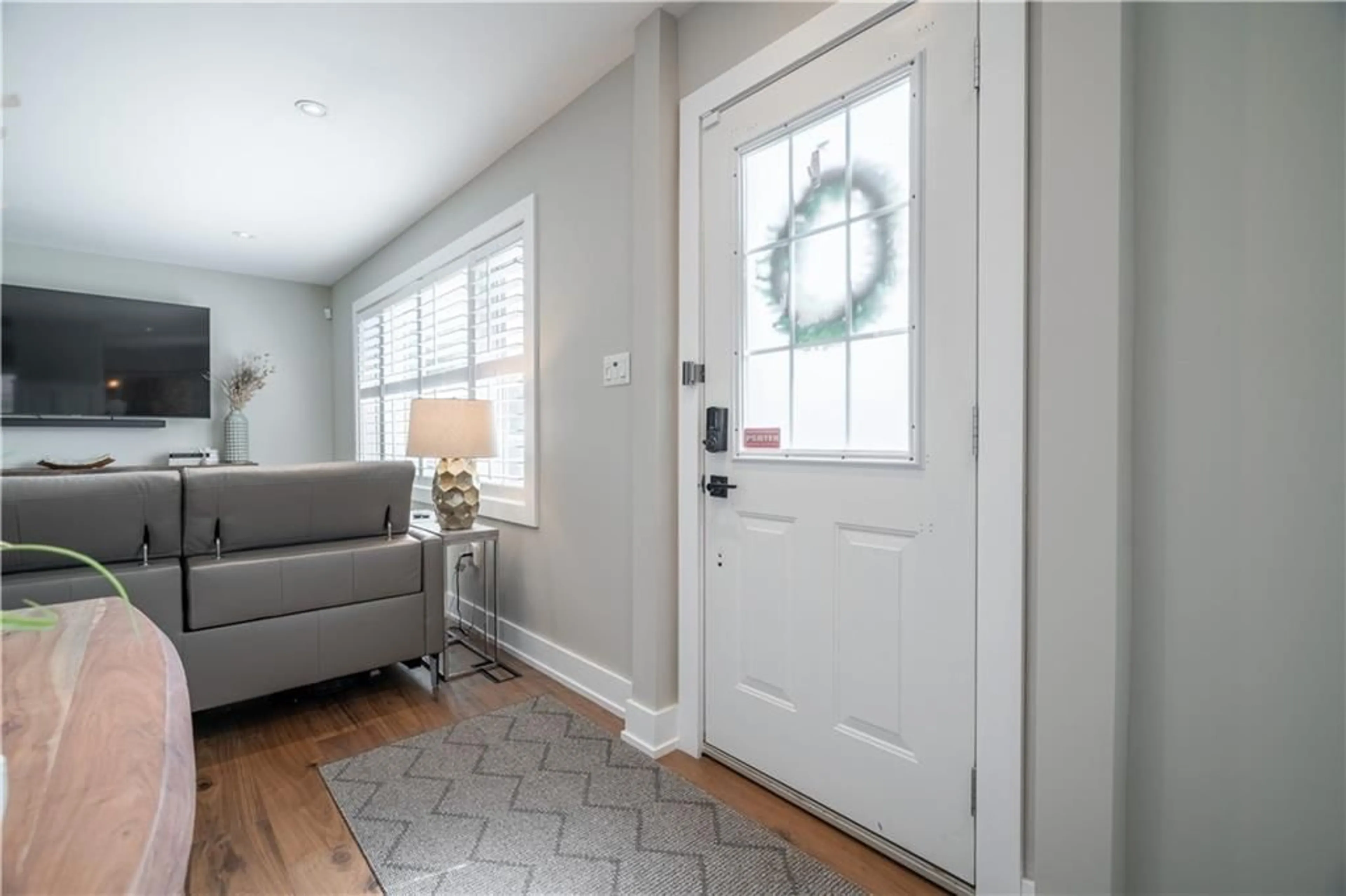 Indoor entryway for 271 MCNEILLY Rd, Hamilton Ontario L8E 5H2