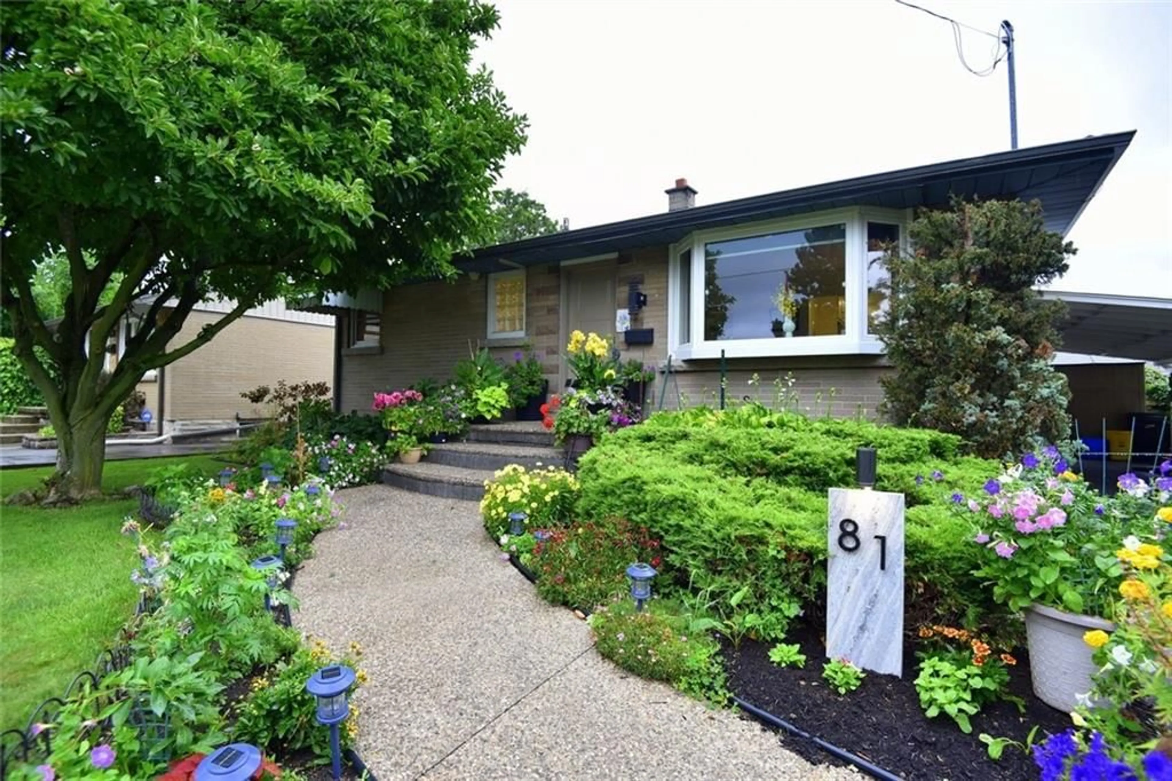 Outside view for 81 KINGSLEA Dr, Hamilton Ontario L8T 4A4