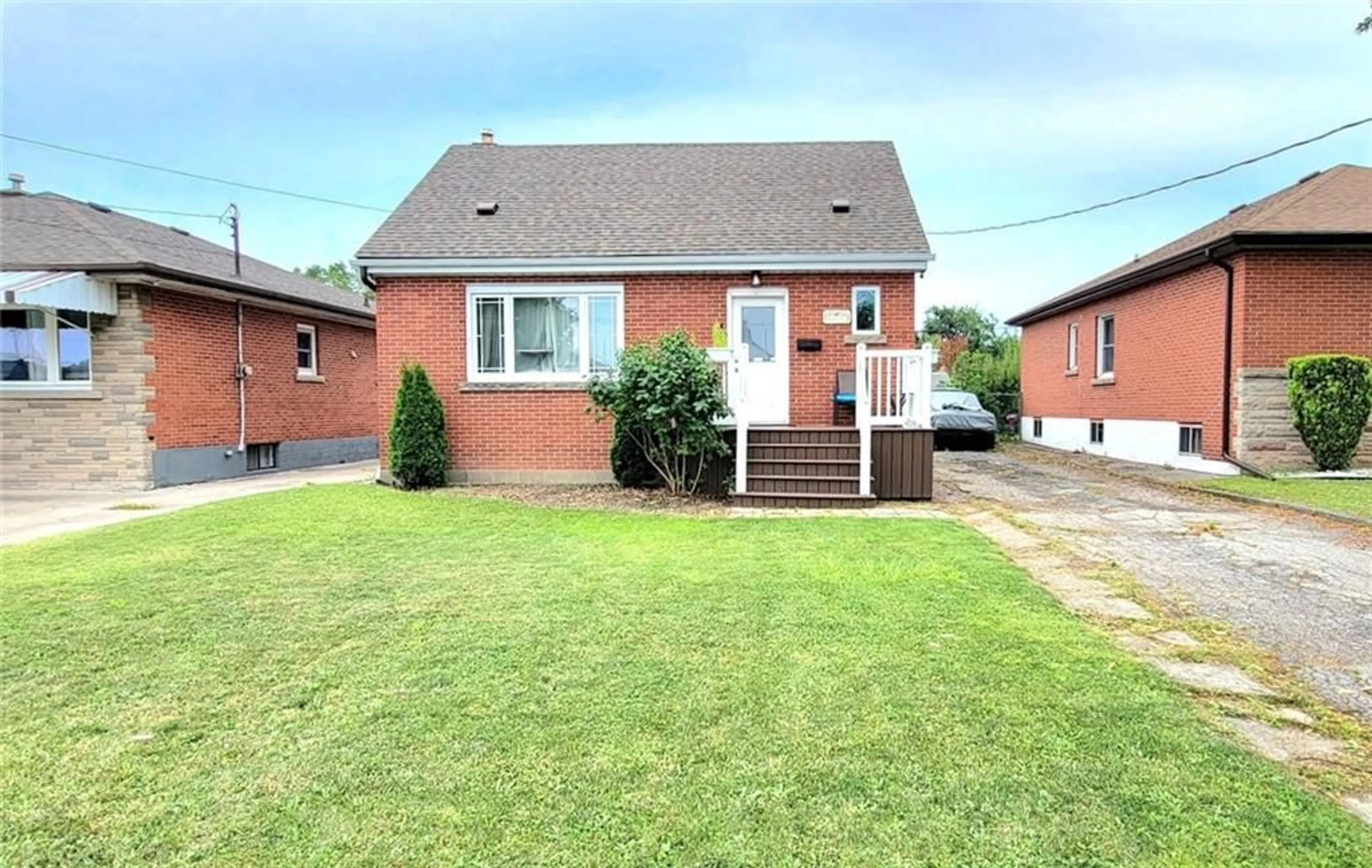 Frontside or backside of a home for 384 Talbot St, Hamilton Ontario L8H 6T4