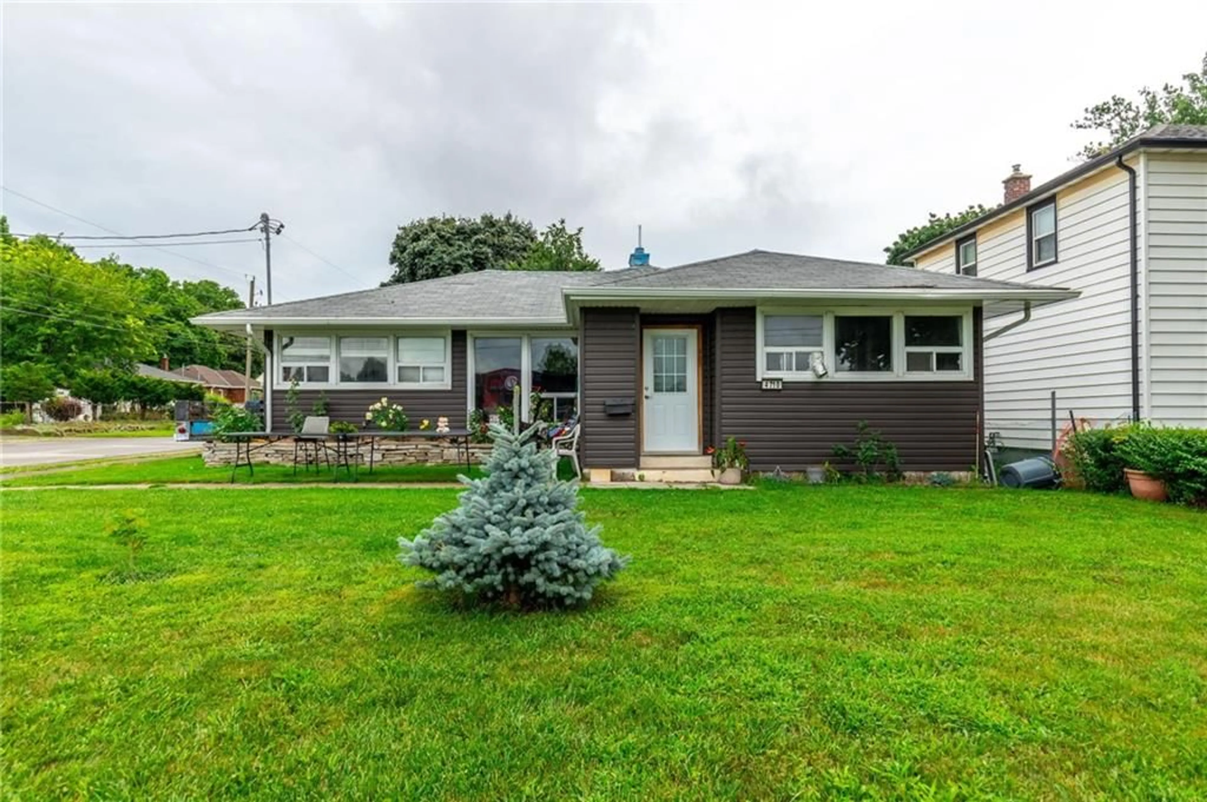 Frontside or backside of a home for 4710 Drummond Rd, Niagara Falls Ontario L2E 6C9