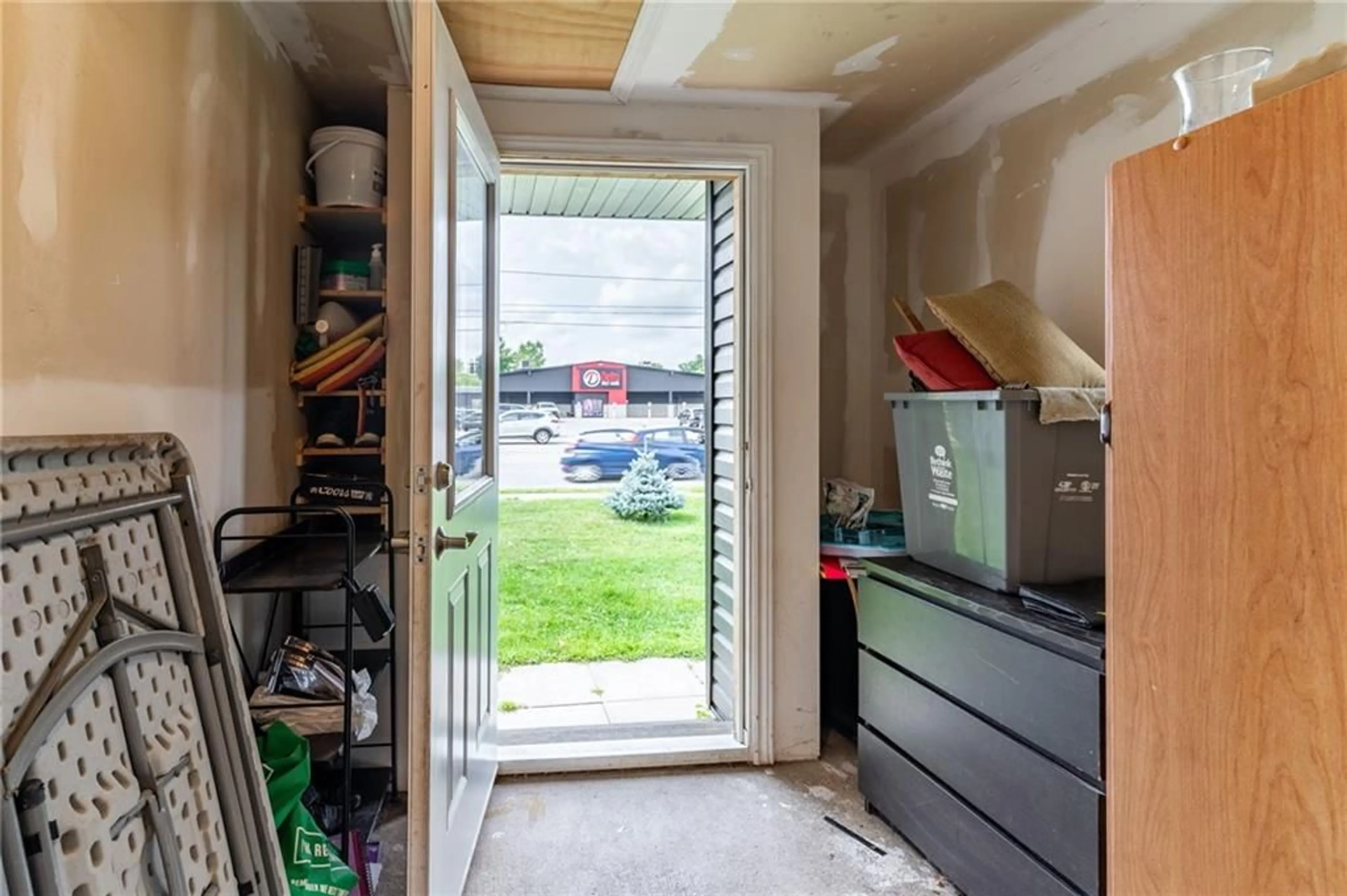 Storage room or clothes room or walk-in closet for 4710 Drummond Rd, Niagara Falls Ontario L2E 6C9