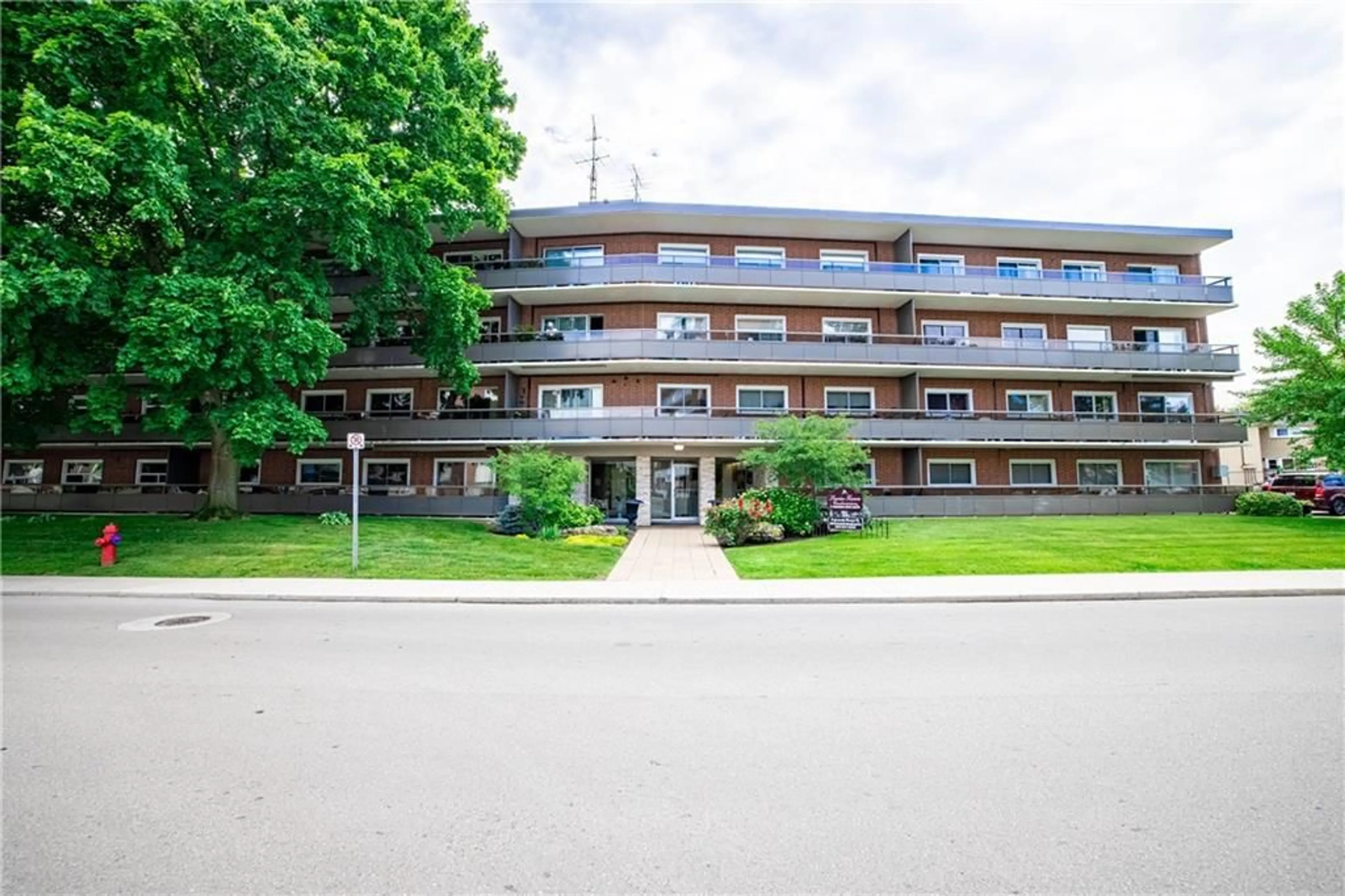 Outside view for 11 WOODMAN Dr #405, Hamilton Ontario L8K 4E3