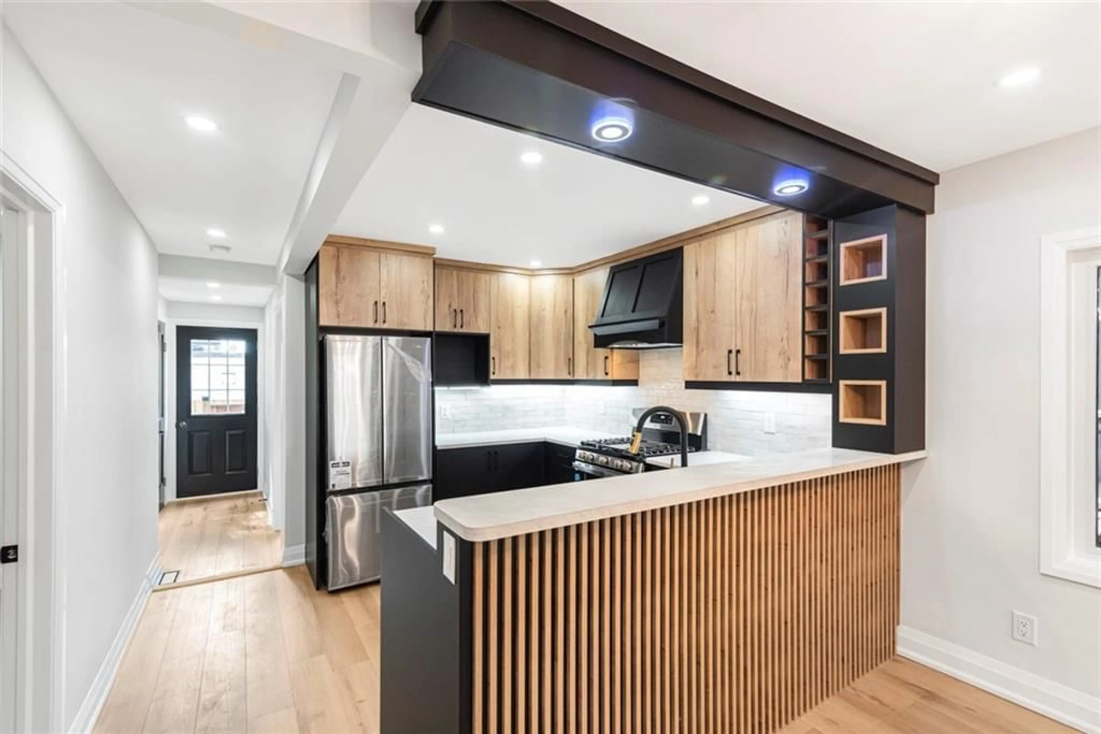 Contemporary kitchen for 284 GROSVENOR Ave, Hamilton Ontario L8L 7T3