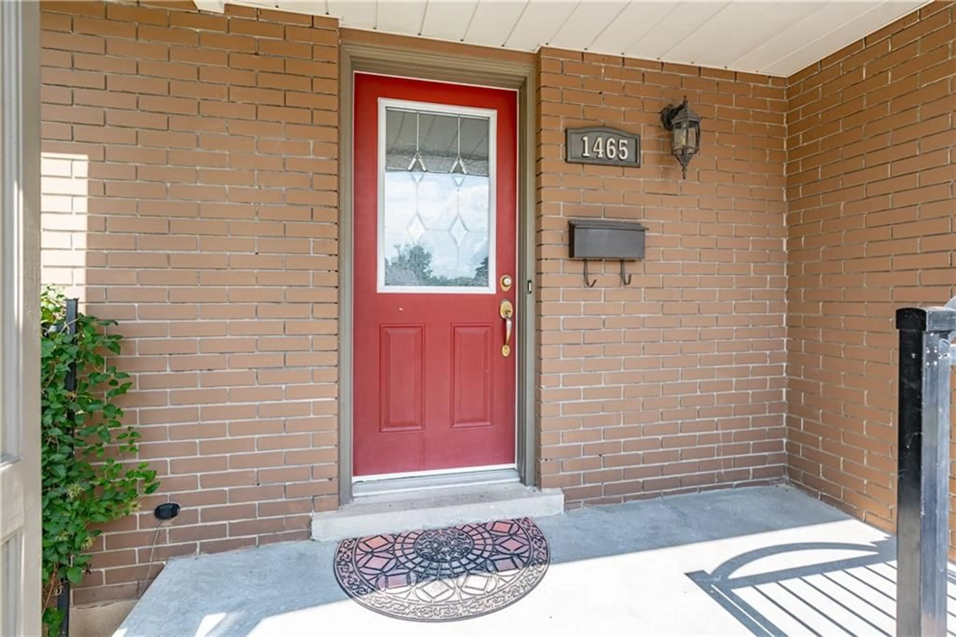 Indoor entryway for 1465 JEFFERSON Rd, Burlington Ontario L7P 2C7