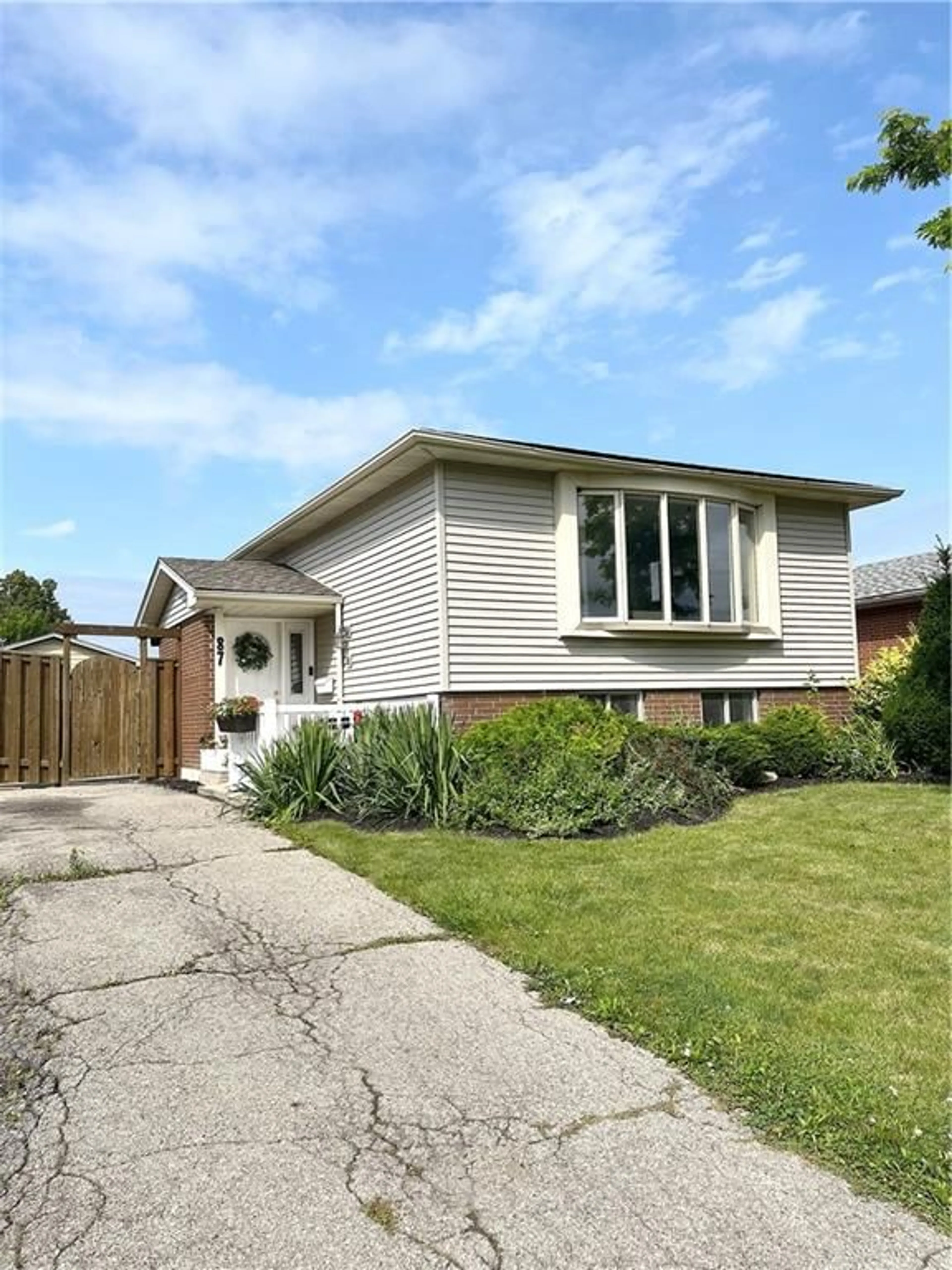 Frontside or backside of a home for 87 LOCHEED Dr, Hamilton Ontario L8T 4L5