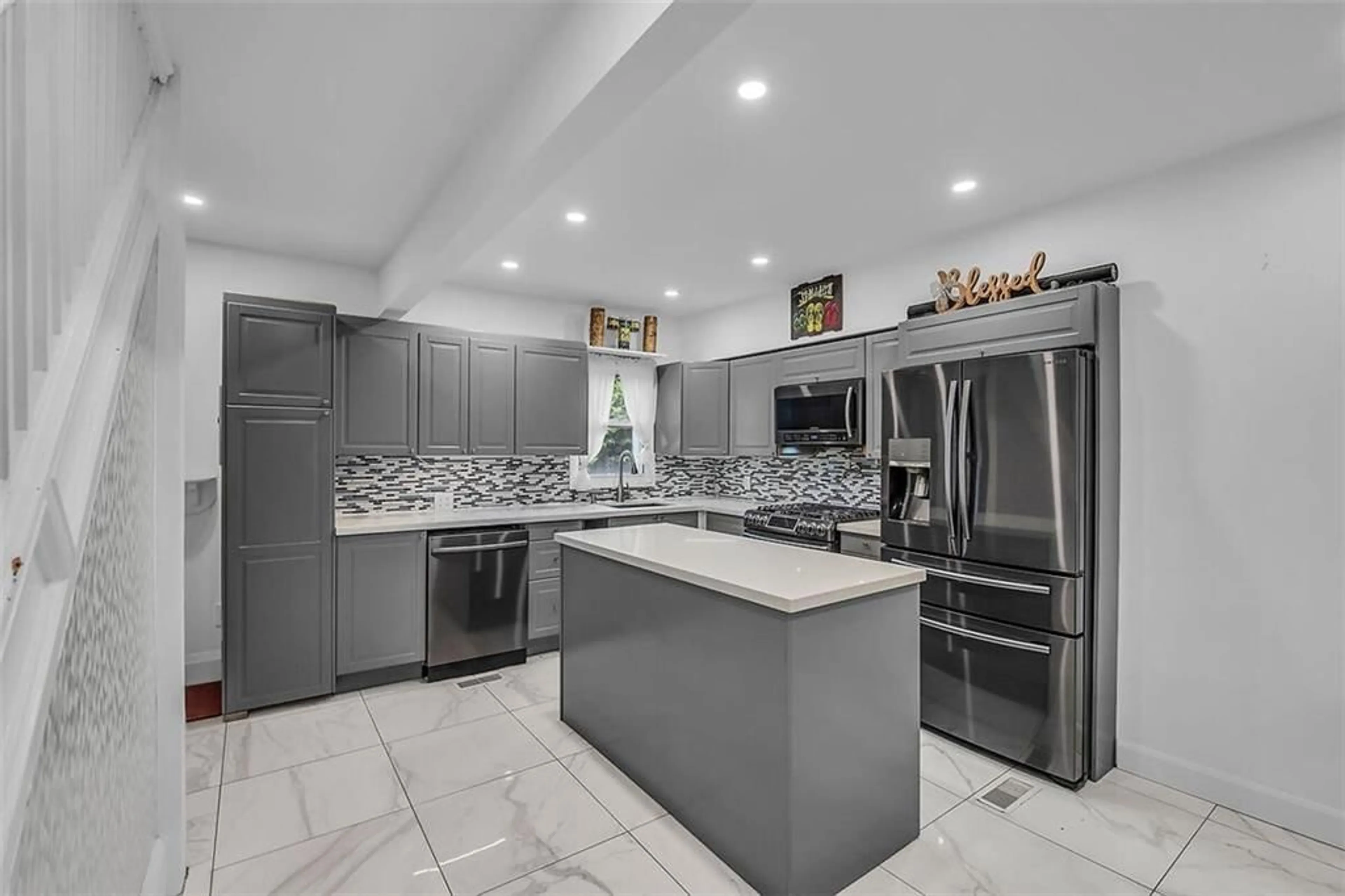 Contemporary kitchen for 177 MAPLEWOOD Ave, Hamilton Ontario L8M 1X6