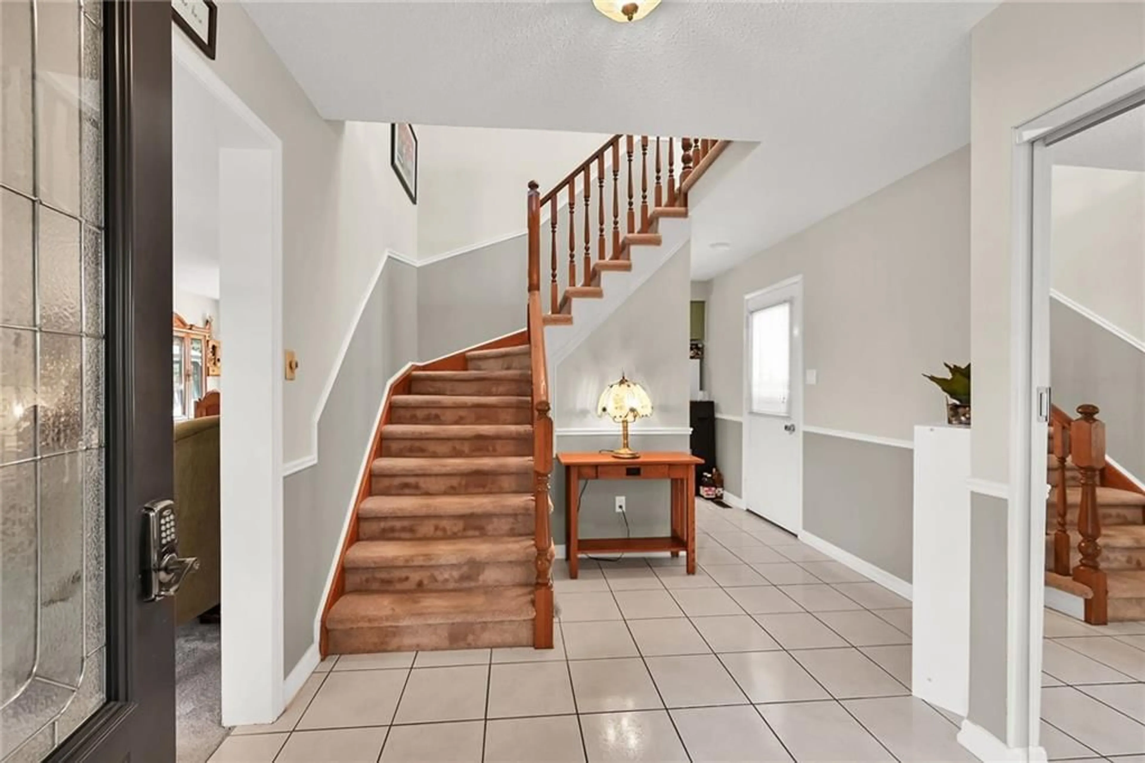 Indoor foyer, wood floors for 3011 SANDLEWOOD Crt, Burlington Ontario L7M 3A3