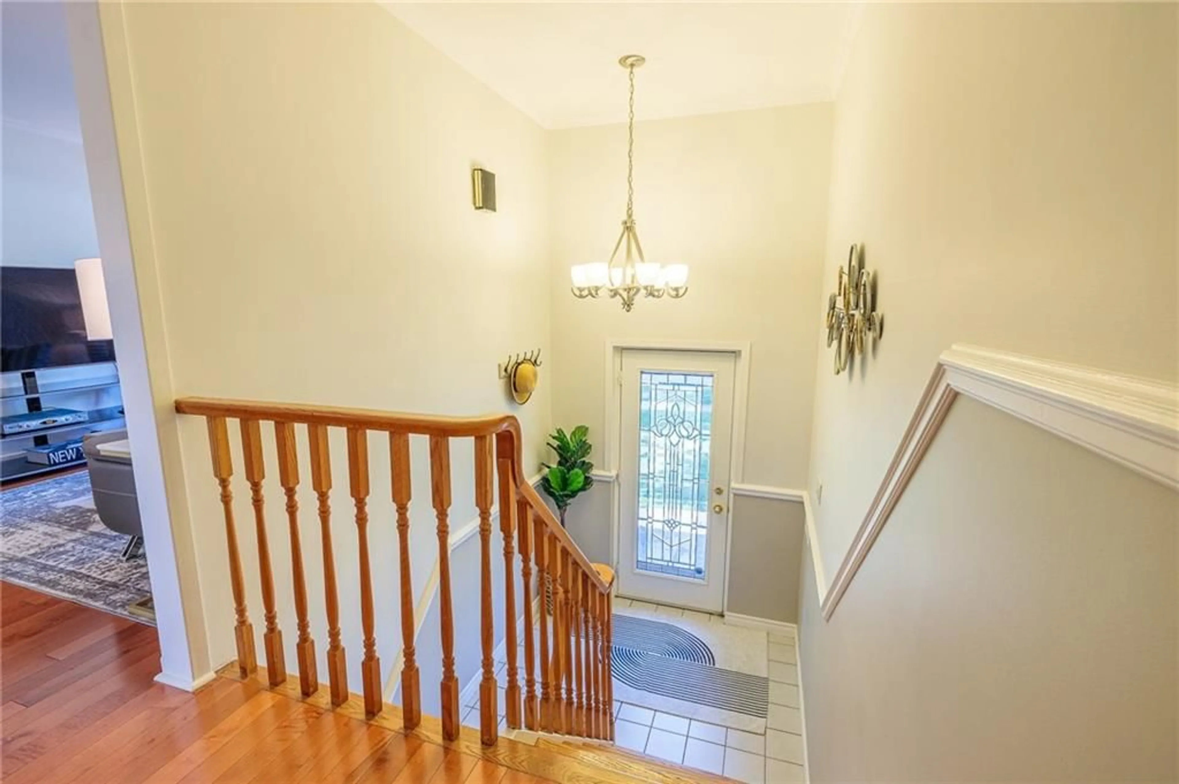 Indoor foyer, wood floors for 1310 ESTER Dr, Burlington Ontario L7P 1L1