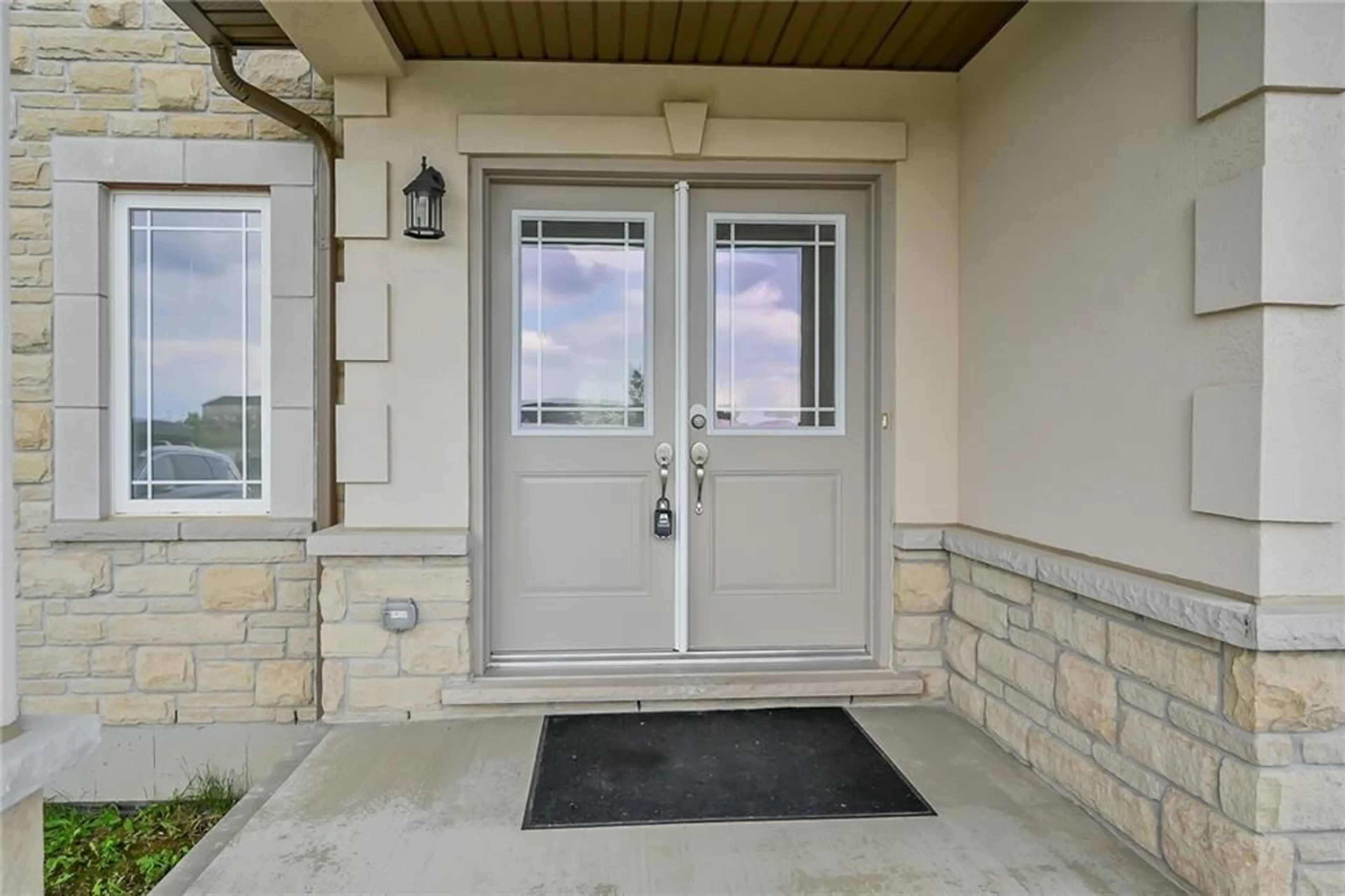 Indoor entryway, cement floor for 408 DALGLEISH Trail, Stoney Creek Ontario L0R 1P0