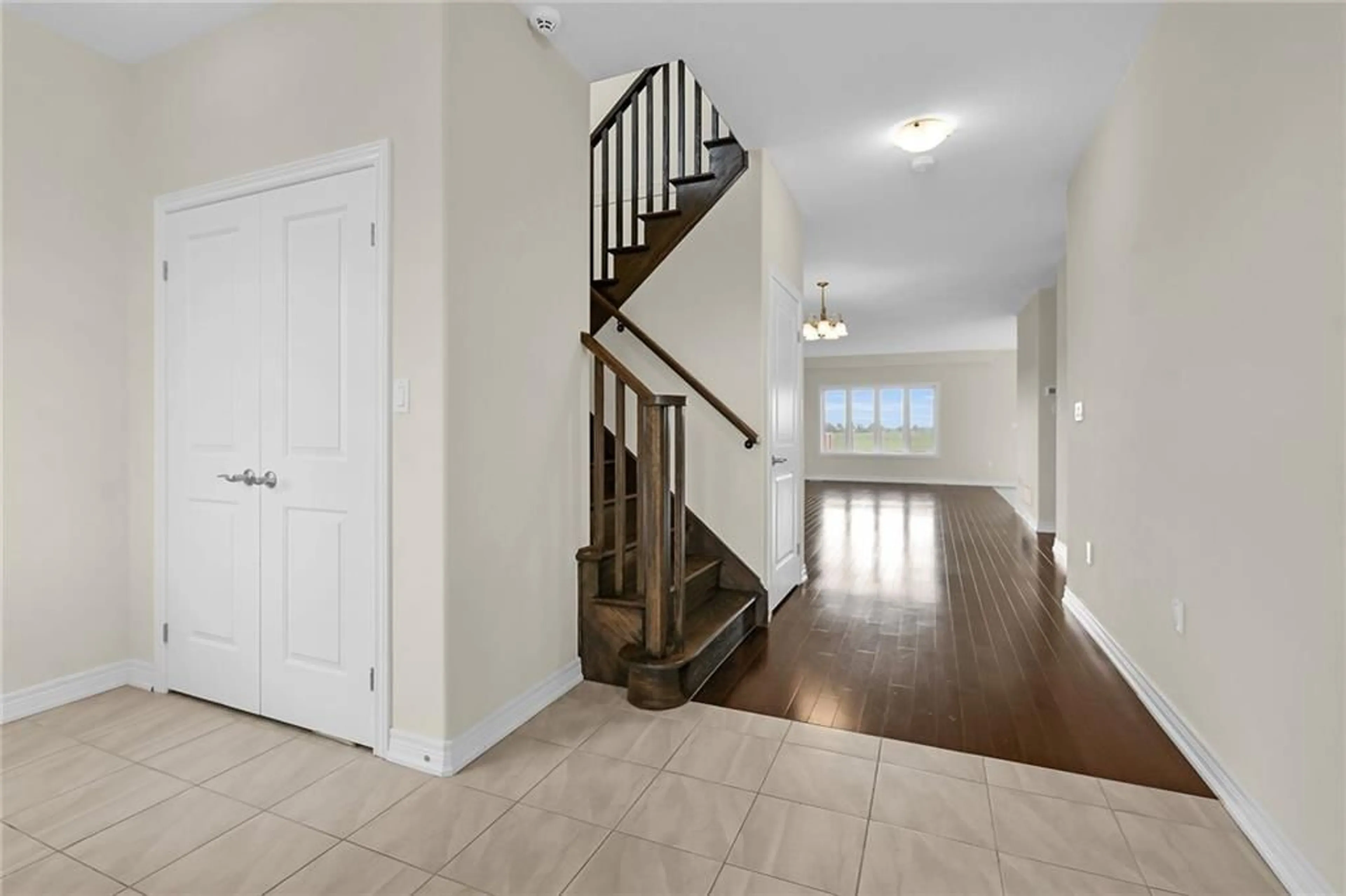 Indoor entryway, wood floors for 408 DALGLEISH Trail, Stoney Creek Ontario L0R 1P0