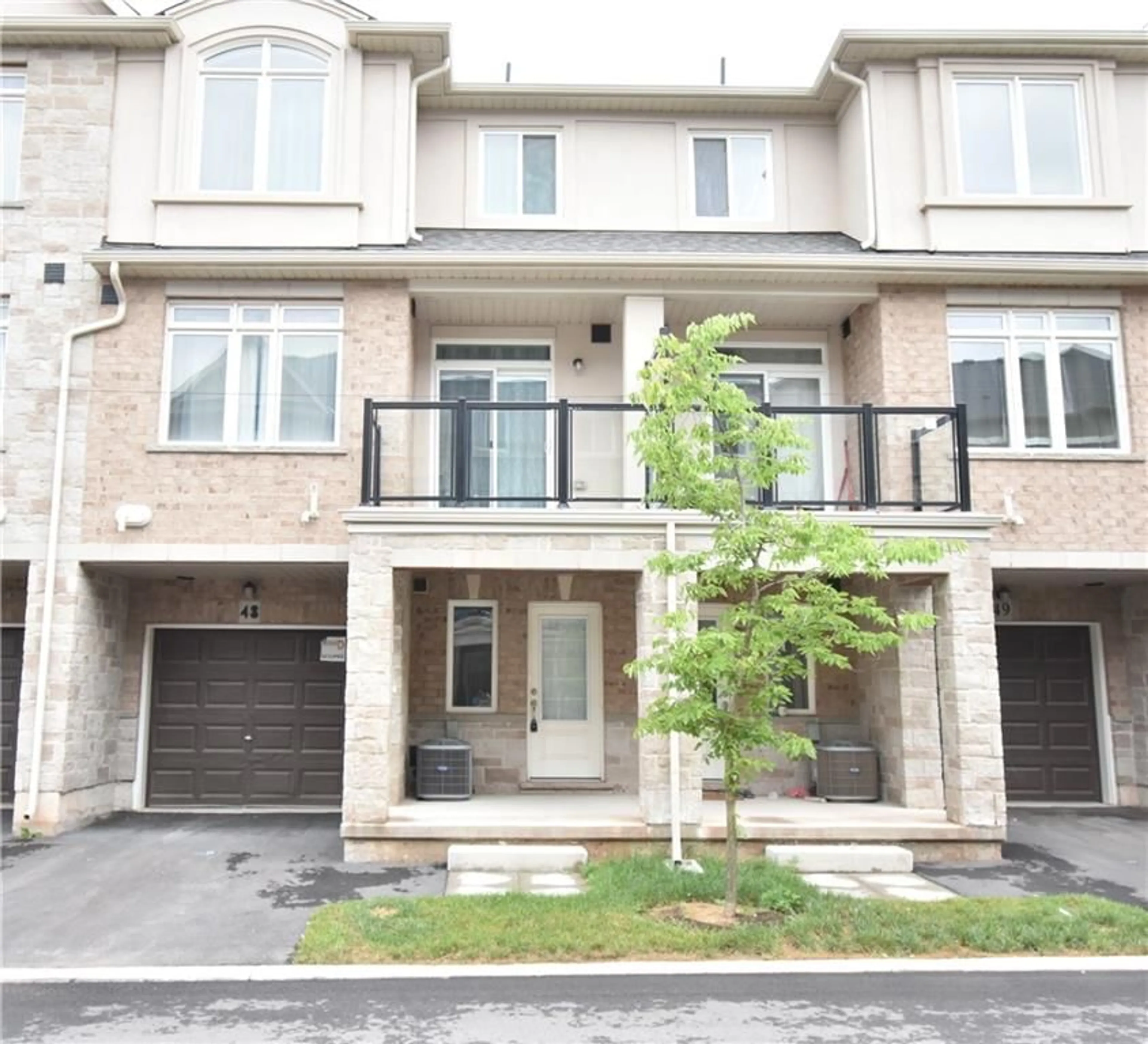 A pic from exterior of the house or condo, the street view for 40 ZINFANDEL Dr #48, Hamilton Ontario L8E 0L1