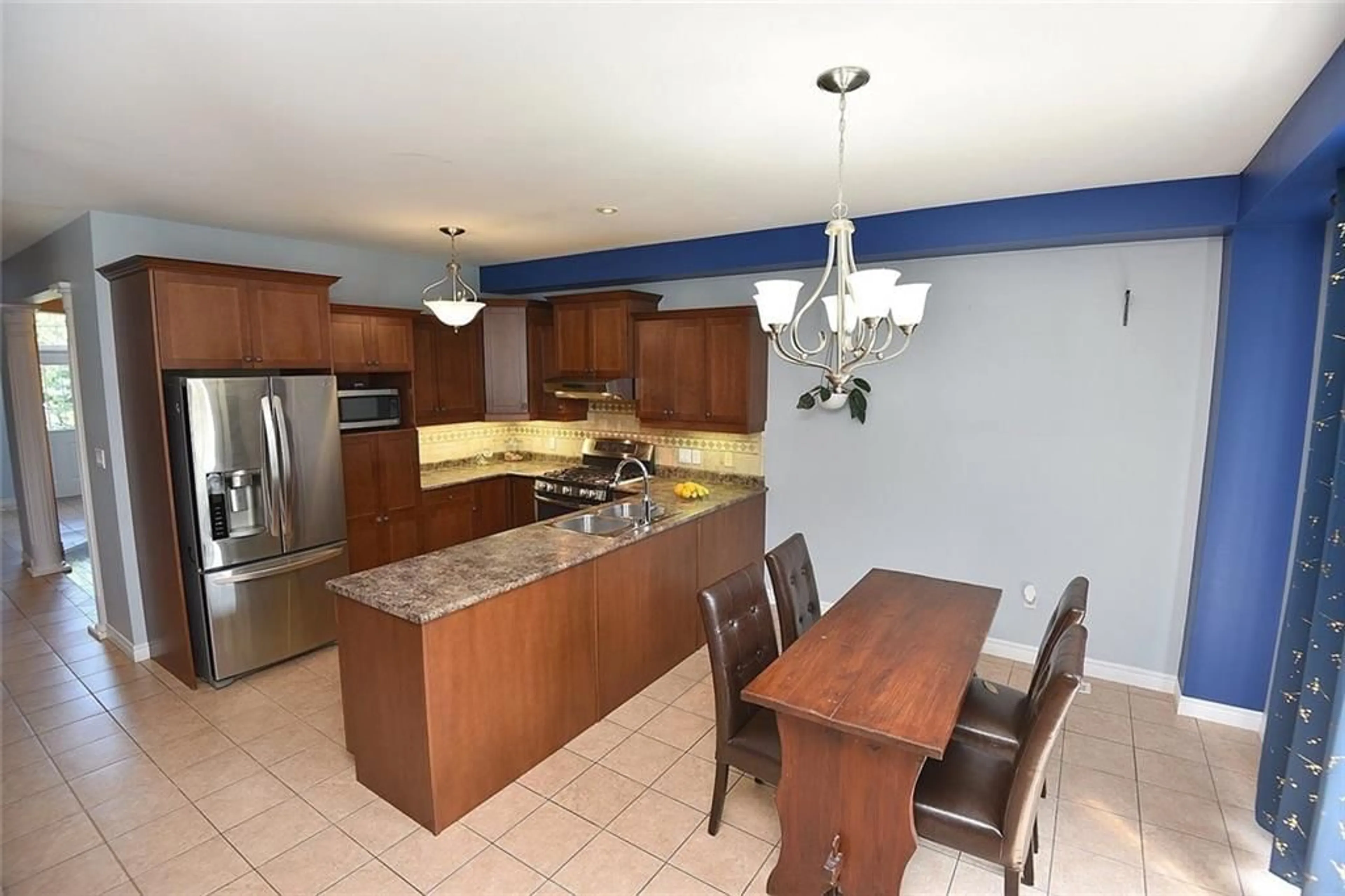 Open concept kitchen for 98 KENDRICK Crt, Ancaster Ontario L9G 5E8