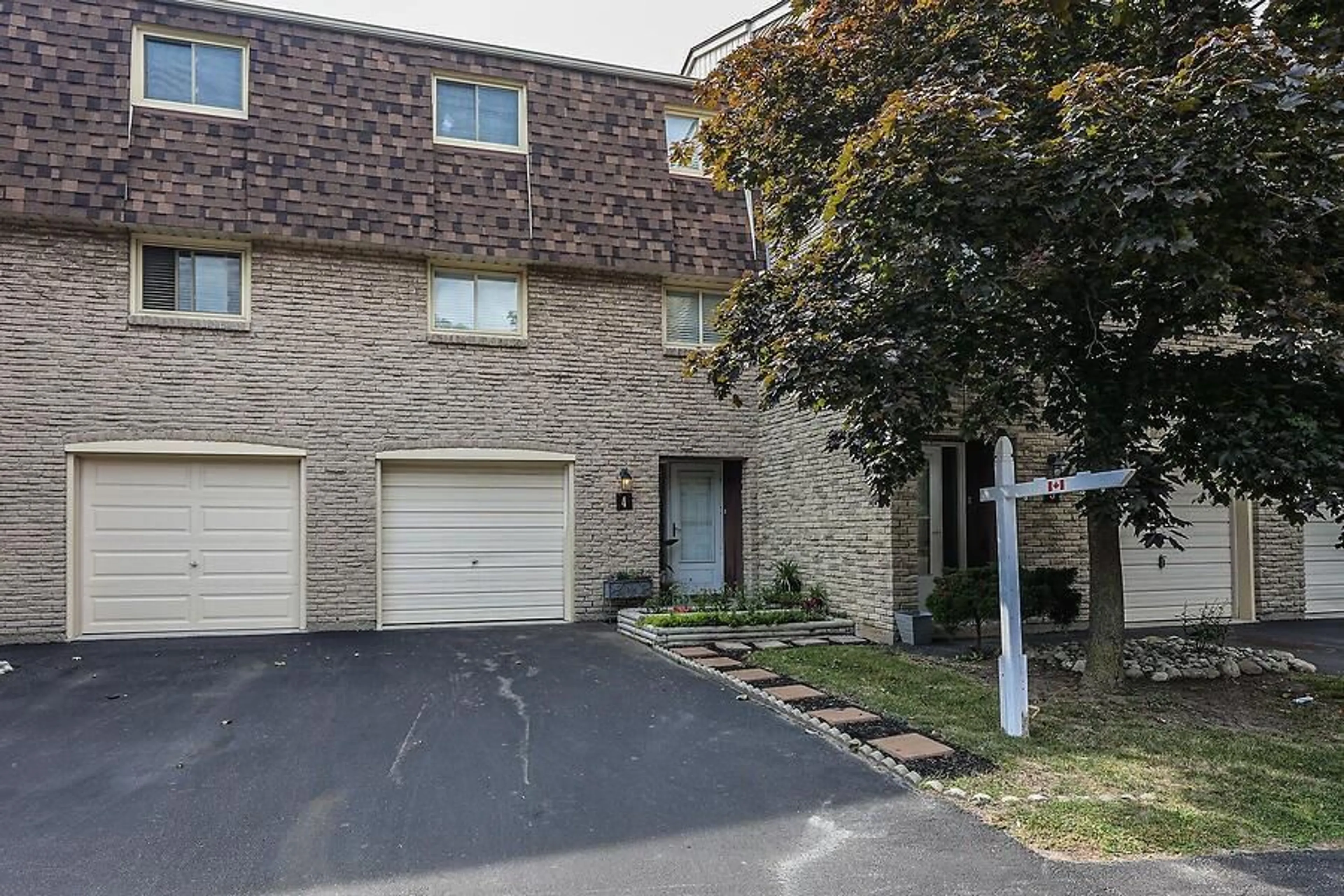 A pic from exterior of the house or condo for 1250 Limeridge Rd #4, Hamilton Ontario L8W 1P1