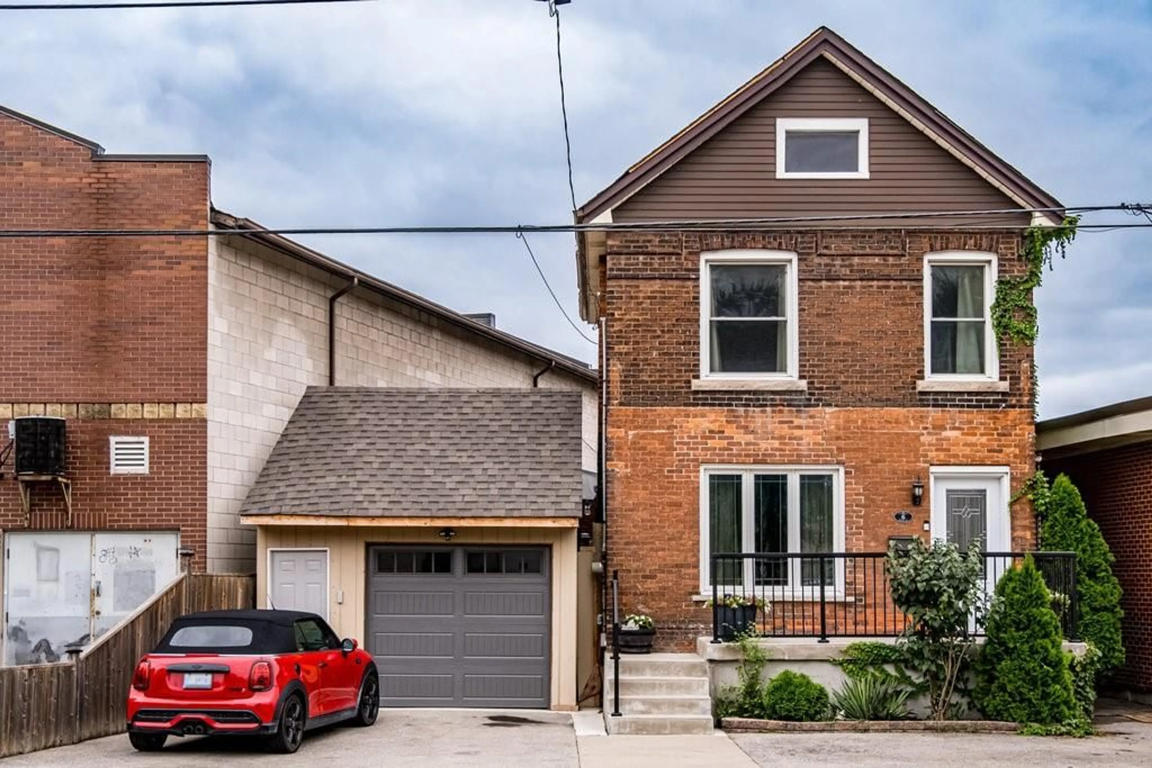 Home with brick exterior material for 6 Peter St, Hamilton Ontario L8R 1T2