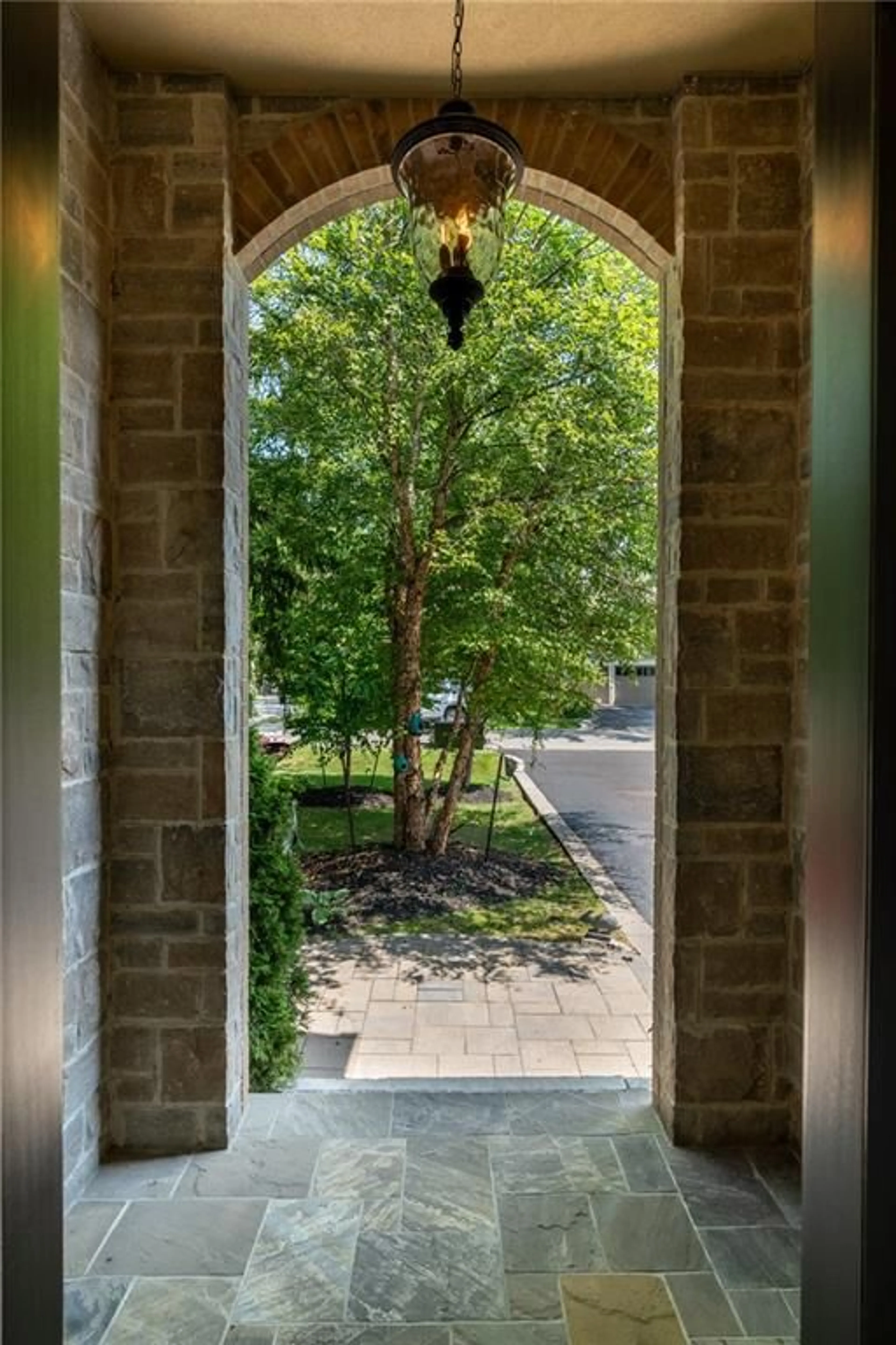 Indoor entryway, cement floor for 1290 LAKEBREEZE Dr, Mississauga Ontario L5G 3W6