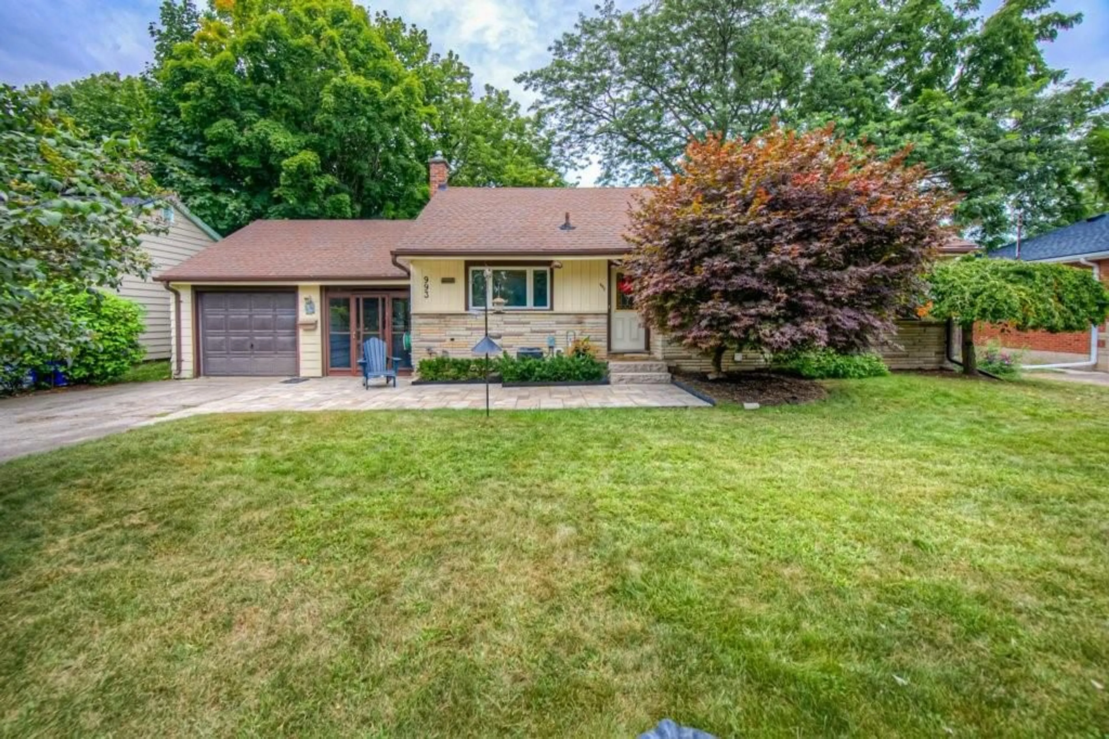 Frontside or backside of a home for 993 CLOVERLEAF Dr, Burlington Ontario L7T 3Y8