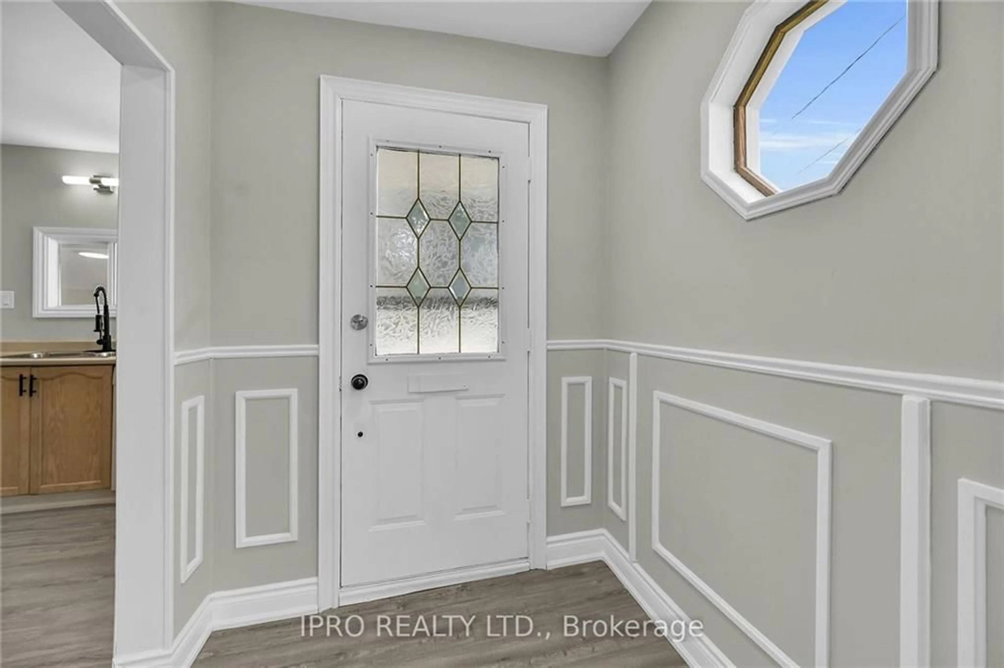 Indoor entryway for 92 Corman Ave, Stoney Creek Ontario L8G 3W2