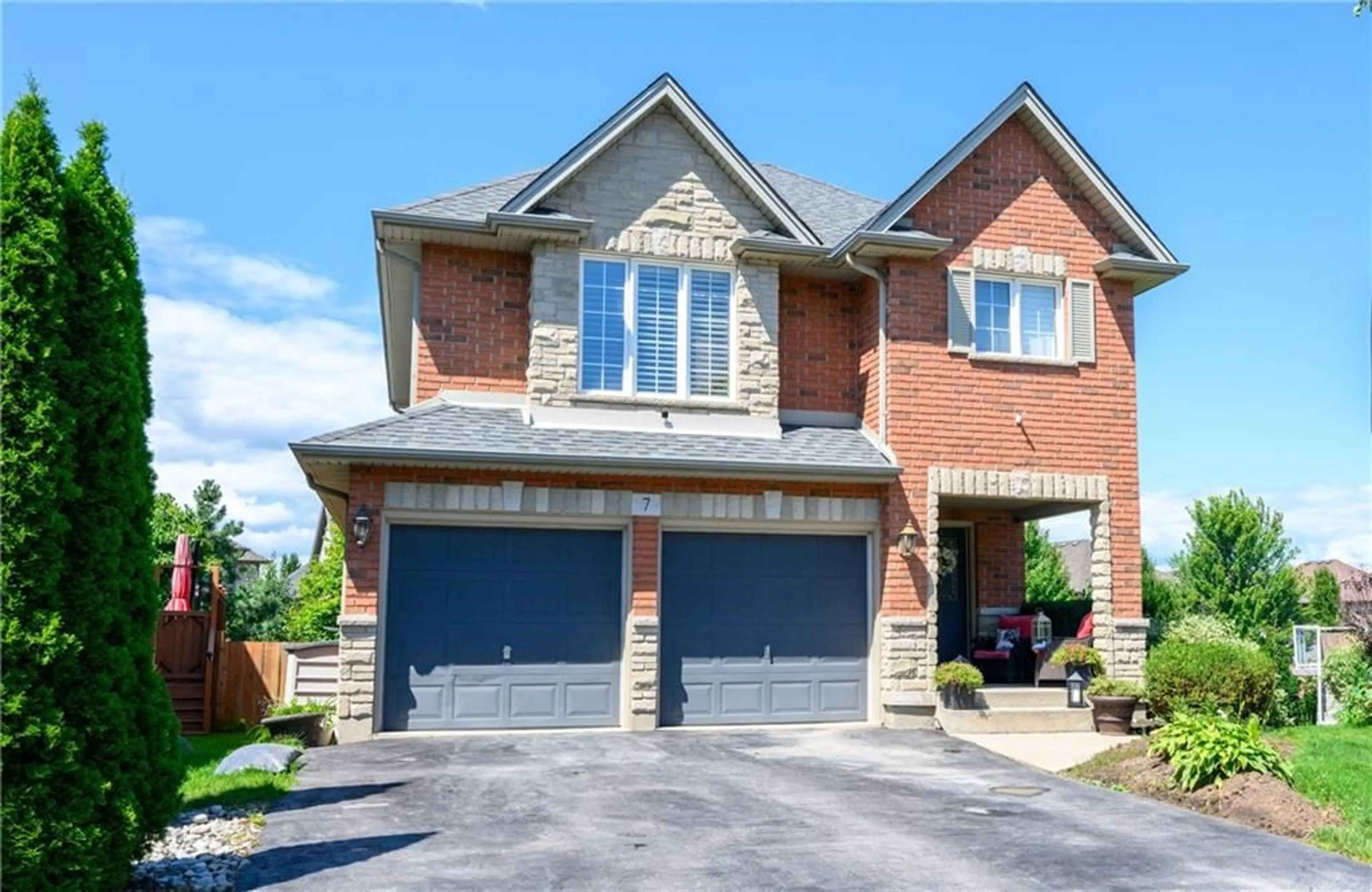 Home with brick exterior material for 7 PEMBROKE Cir, Grimsby Ontario L3M 5N5