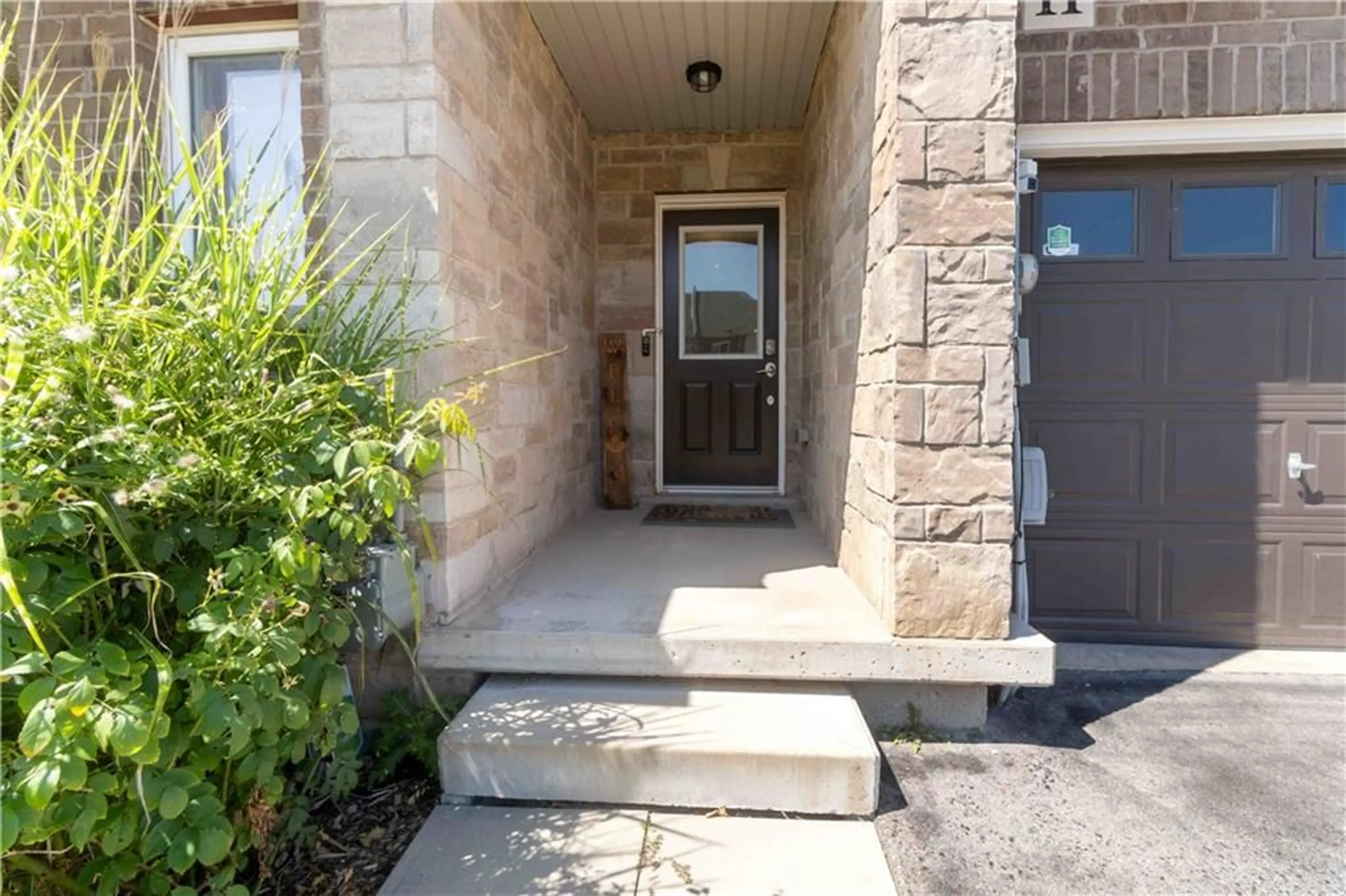 Indoor entryway for 11 PINOT Cres, Stoney Creek Ontario L8E 0J8