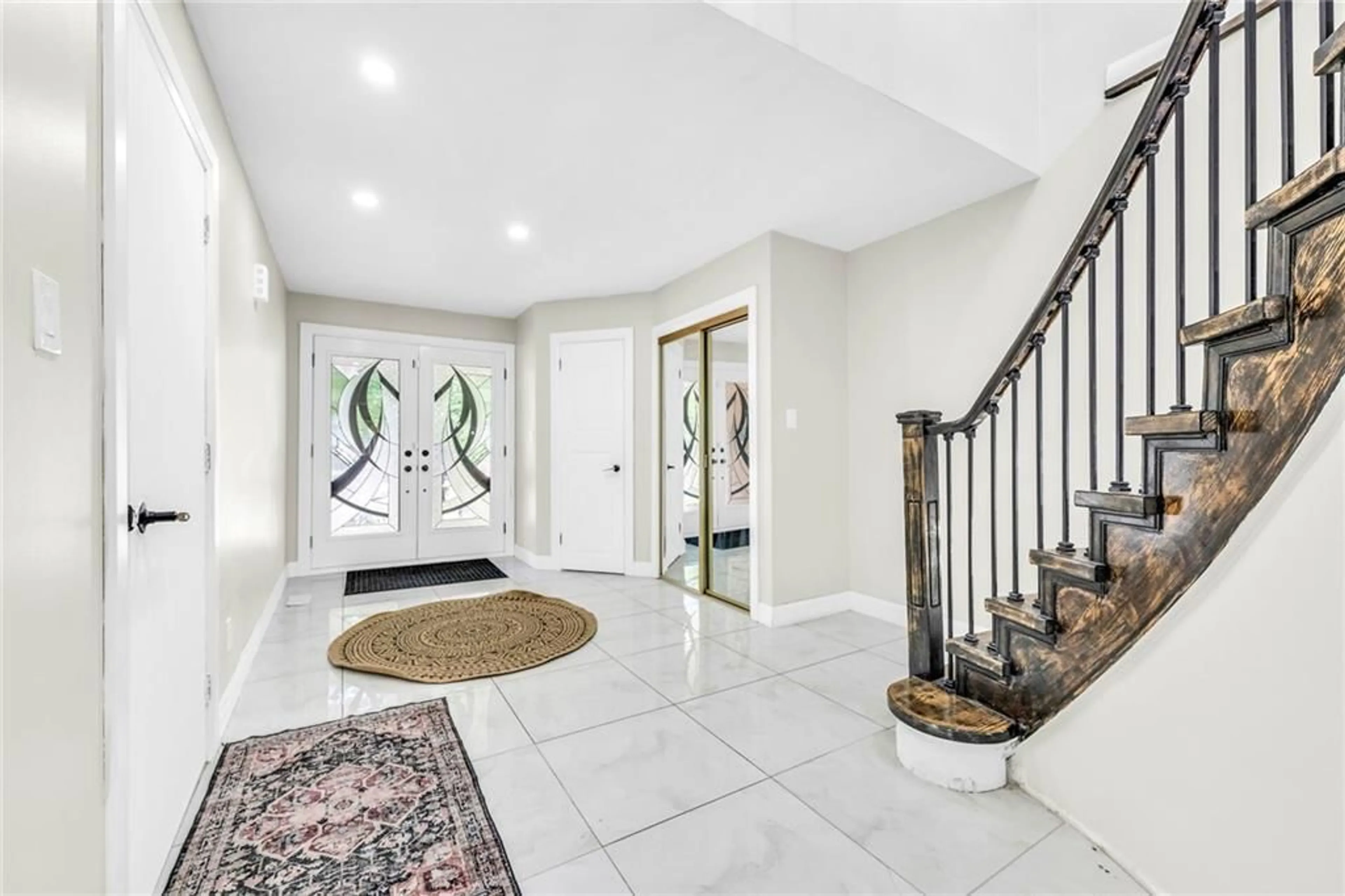 Indoor entryway, ceramic floors for 182 CLIFTON DOWNS Rd, Hamilton Ontario L9C 2P6