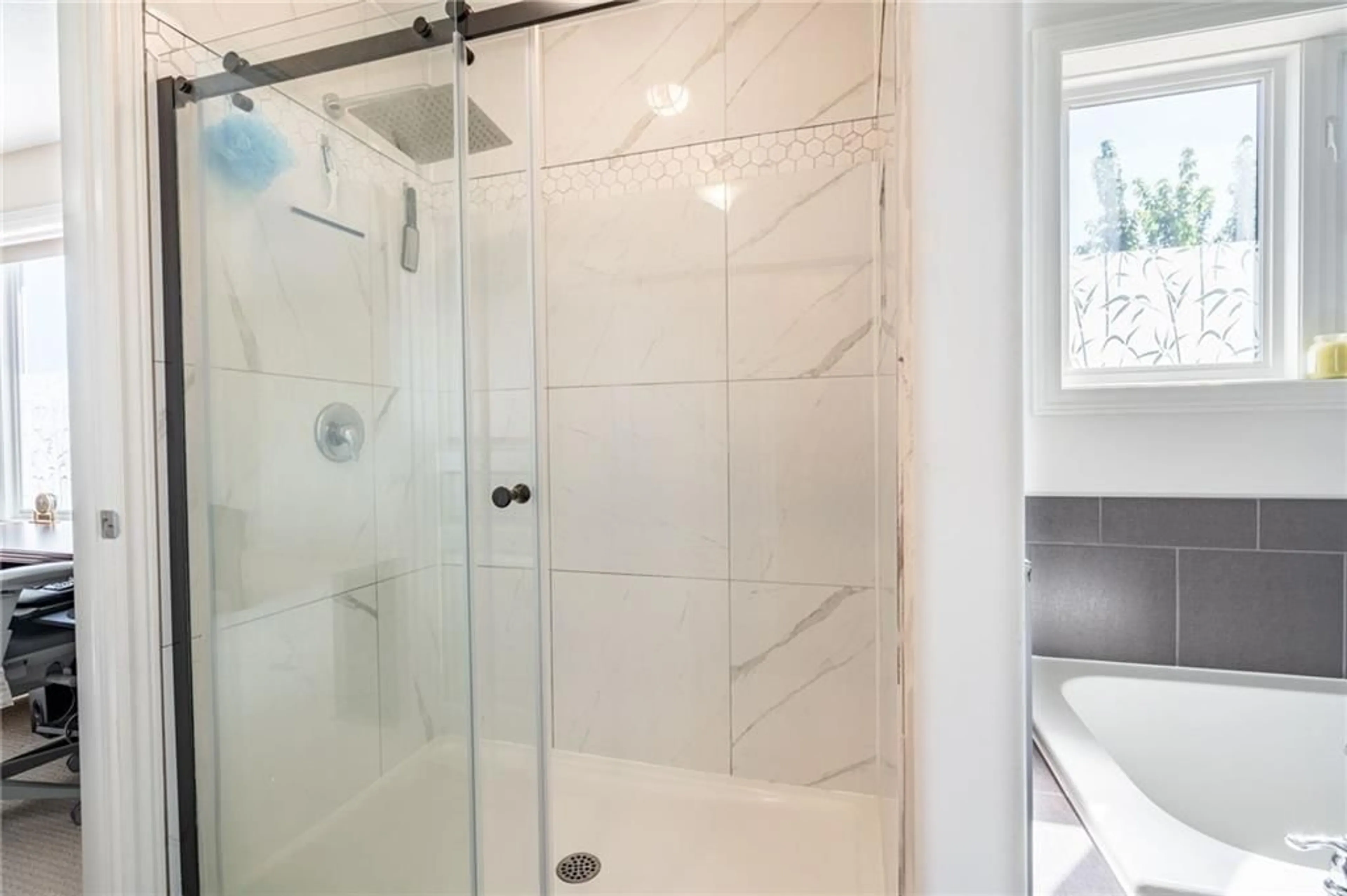 Bathroom for 463 MacIntosh Dr, Stoney Creek Ontario L8E 0H9