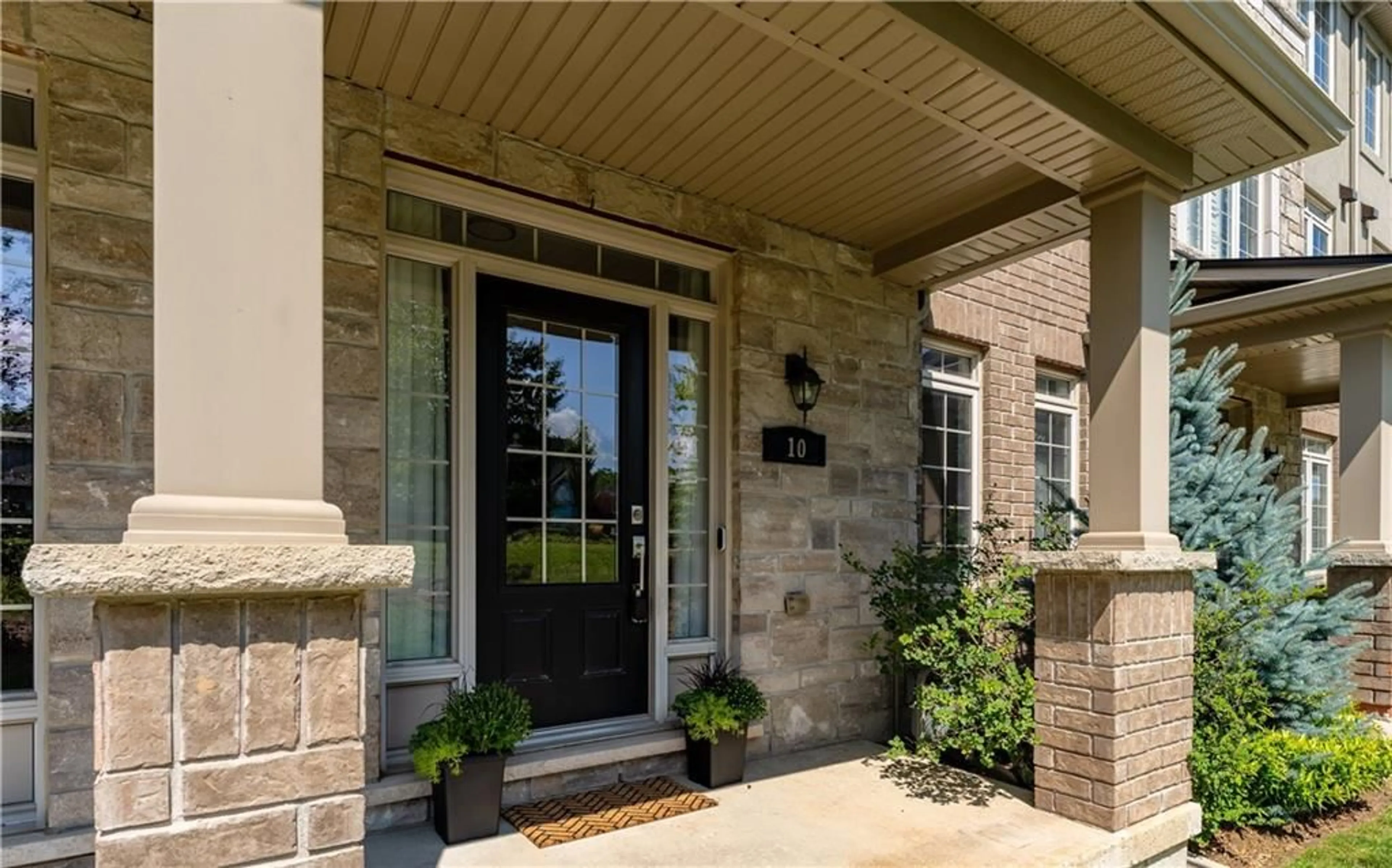 Indoor entryway for 215 DUNDAS St #10, Waterdown Ontario L8B 0X2