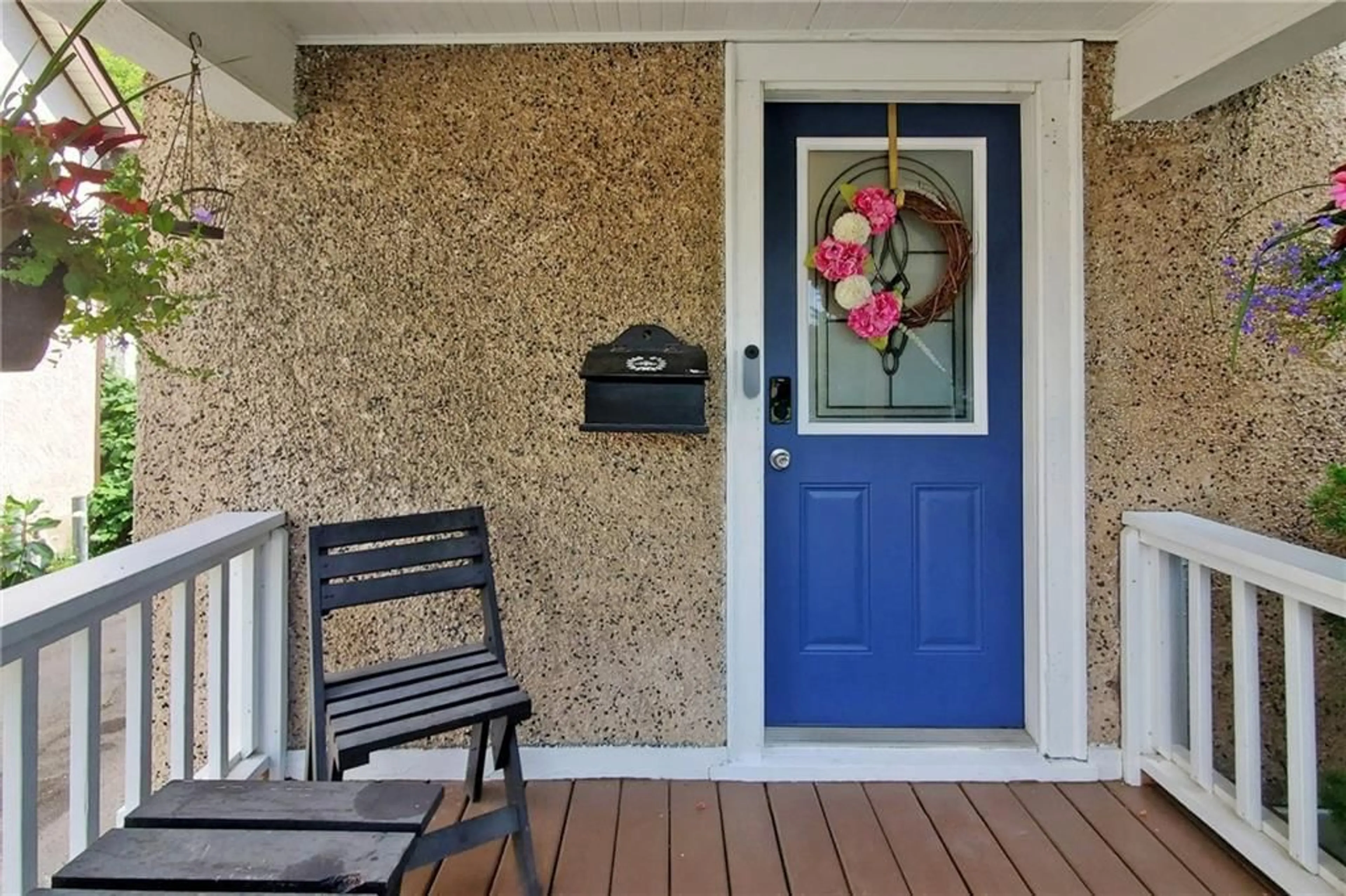 Indoor entryway, wood floors for 117 ELMVIEW St, Welland Ontario L3C 4K9