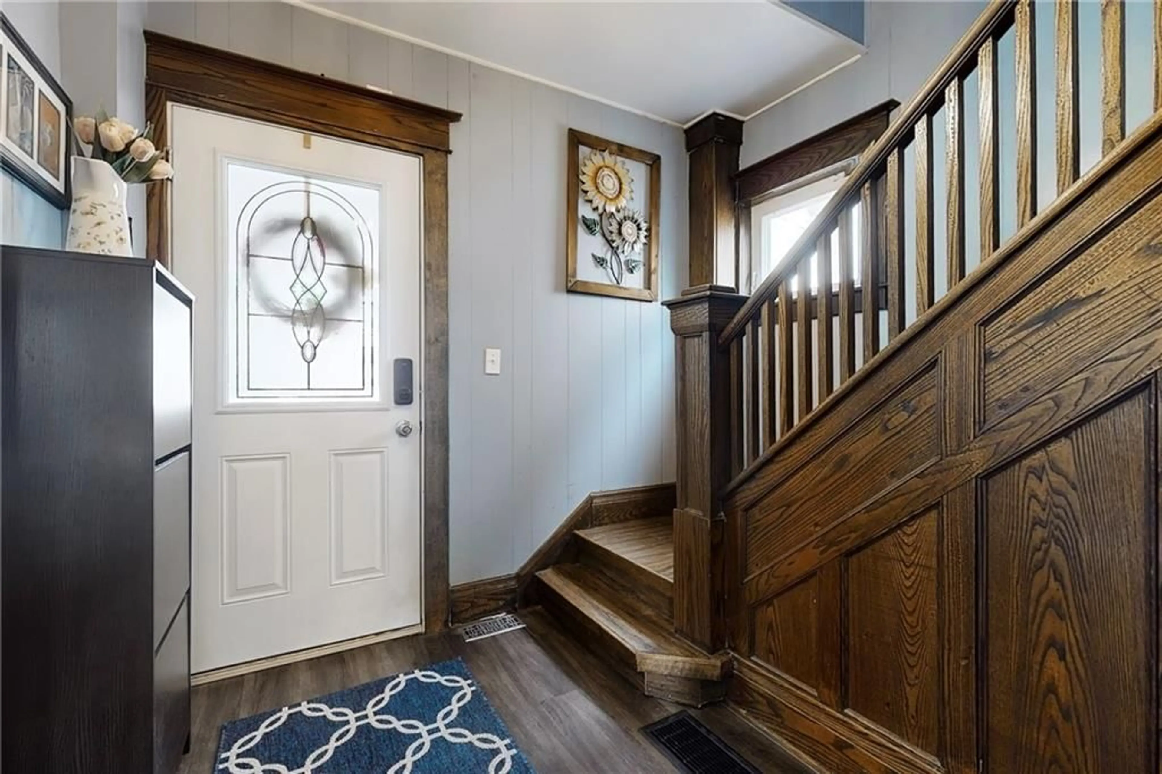 Indoor entryway, wood floors for 117 ELMVIEW St, Welland Ontario L3C 4K9