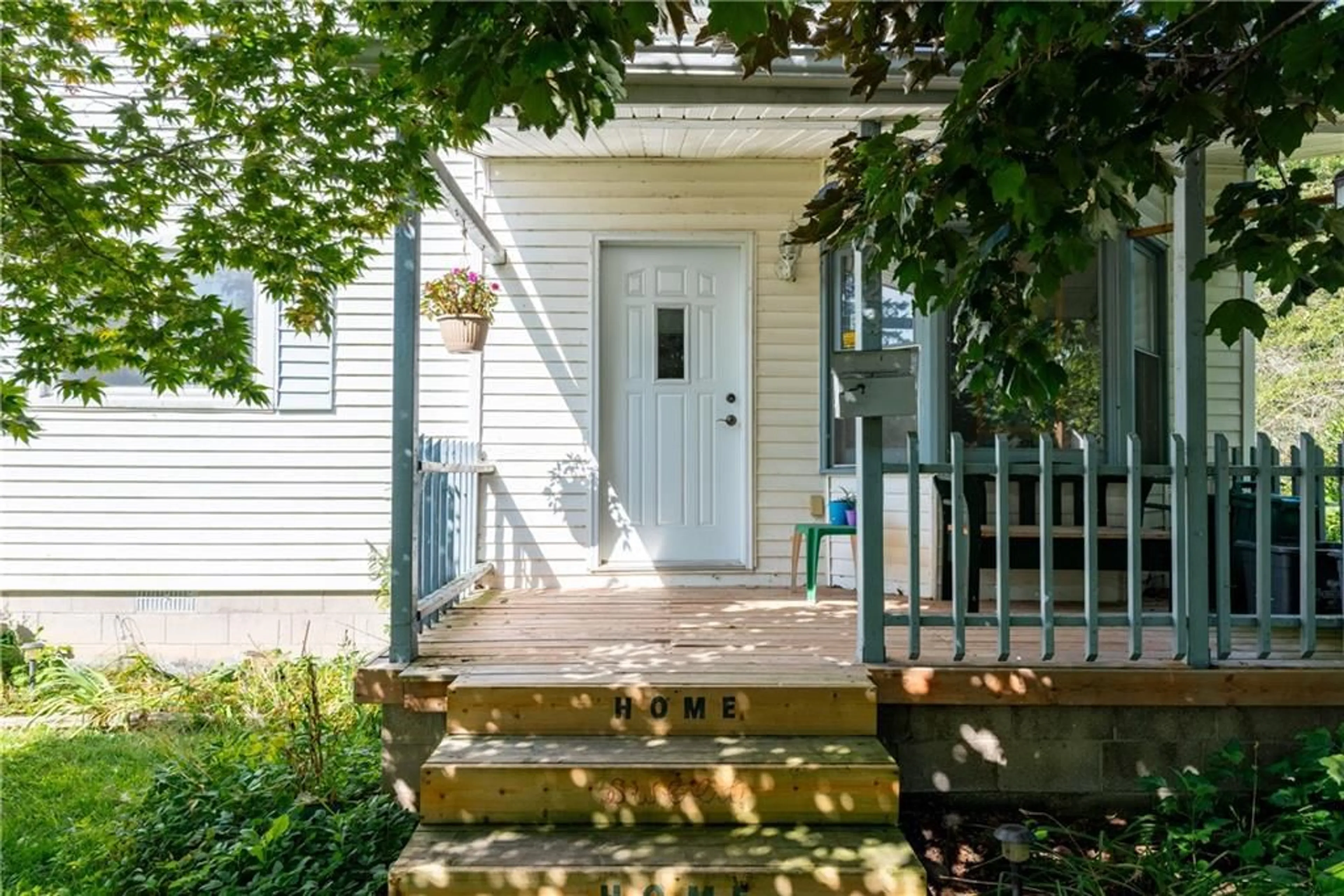 Indoor entryway, wood floors for 423 PARKDALE Ave, Fort Erie Ontario L2A 5A7