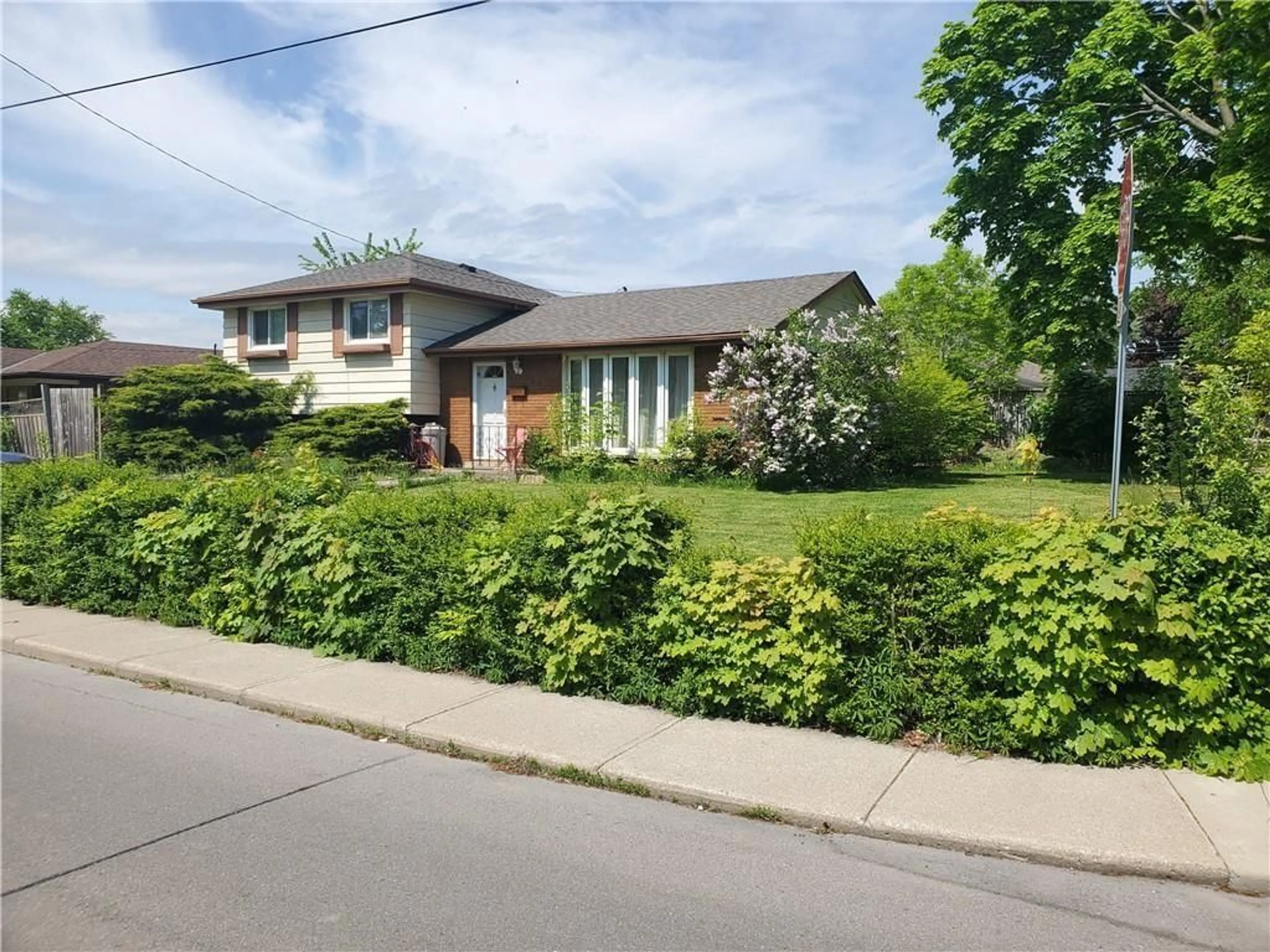 Frontside or backside of a home for 70 Palmer Rd, Hamilton Ontario L8T 3B9