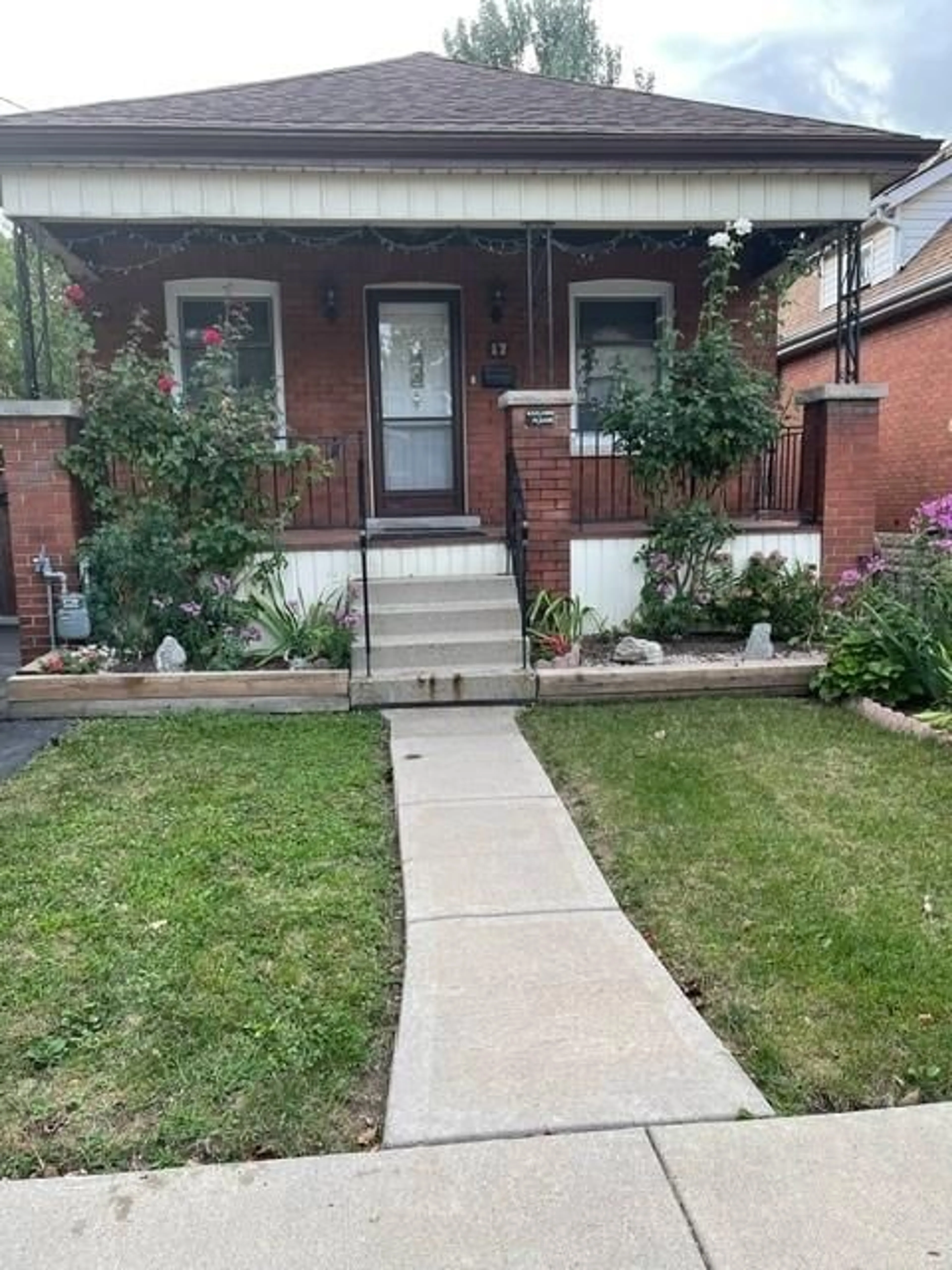 Frontside or backside of a home for 17 Park Row, Hamilton Ontario L8H 4E3