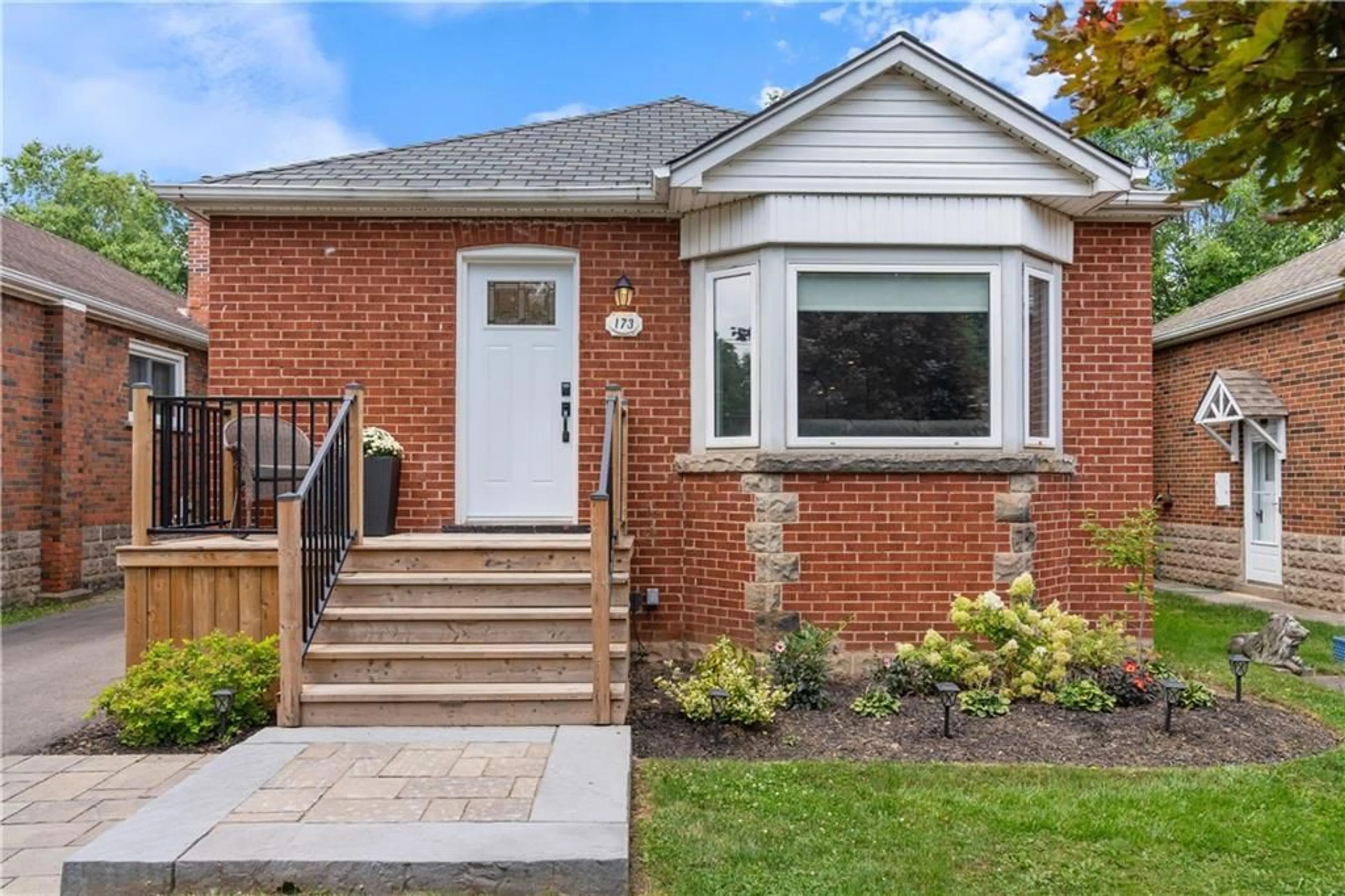 Home with brick exterior material for 173 BOND St, Hamilton Ontario L8S 3W7