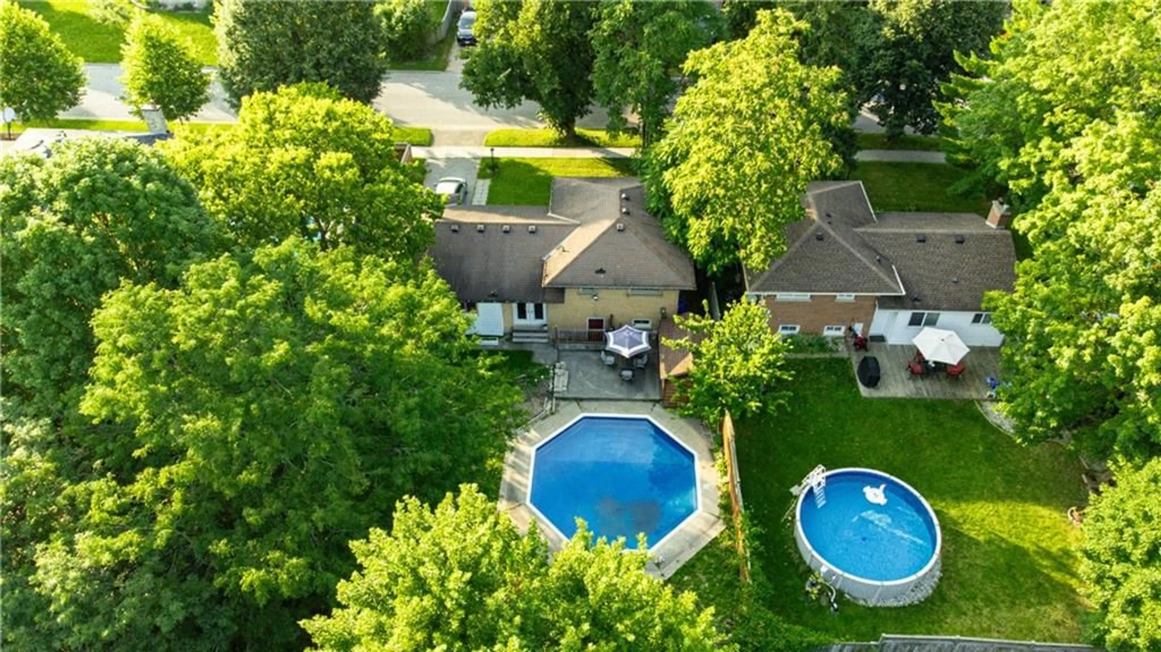 Indoor or outdoor pool for 511 Briarhill Ave, London Ontario N5Y 1P6