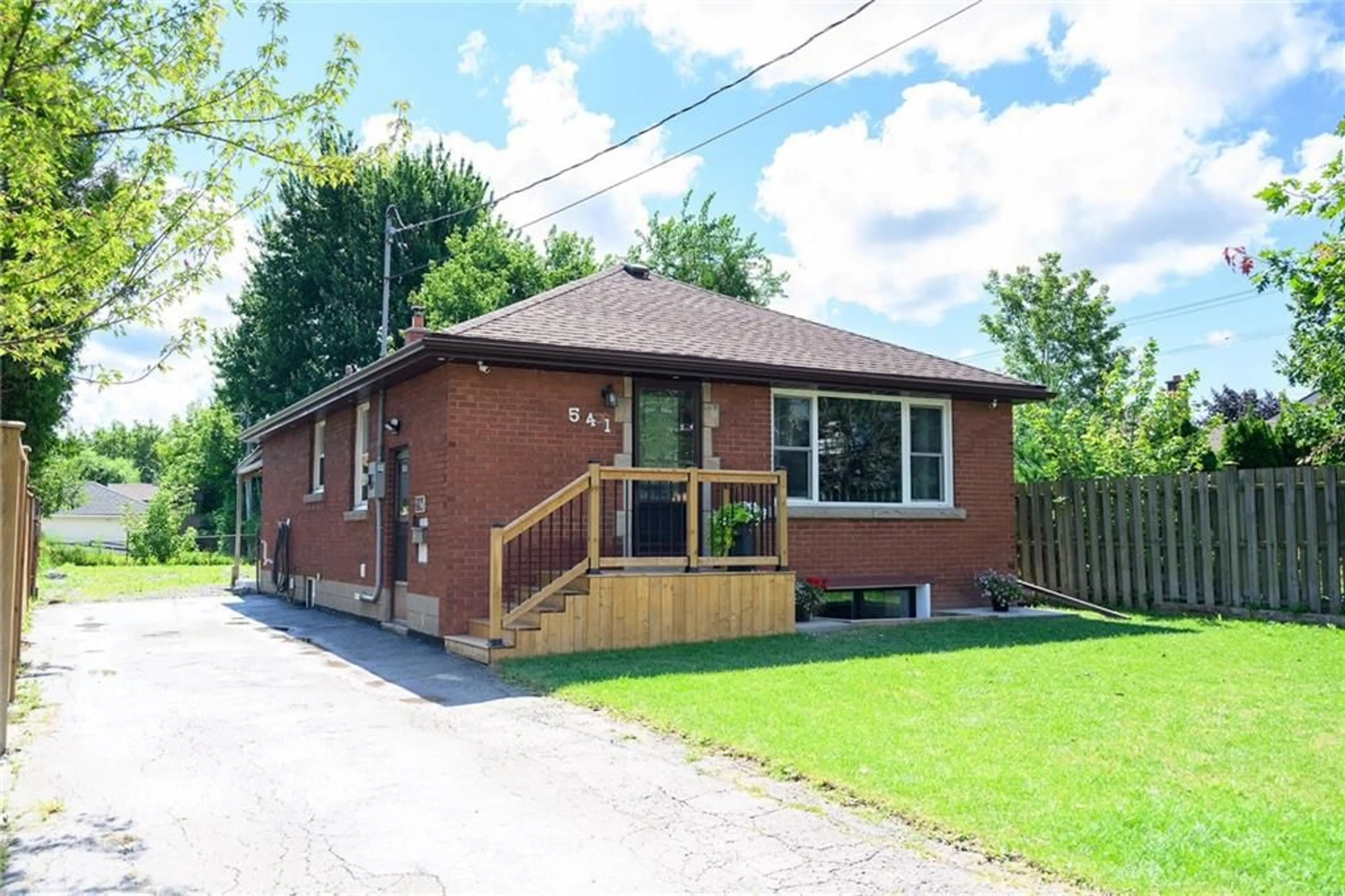 Frontside or backside of a home for 541 EAST 16TH St, Hamilton Ontario L9A 4L4