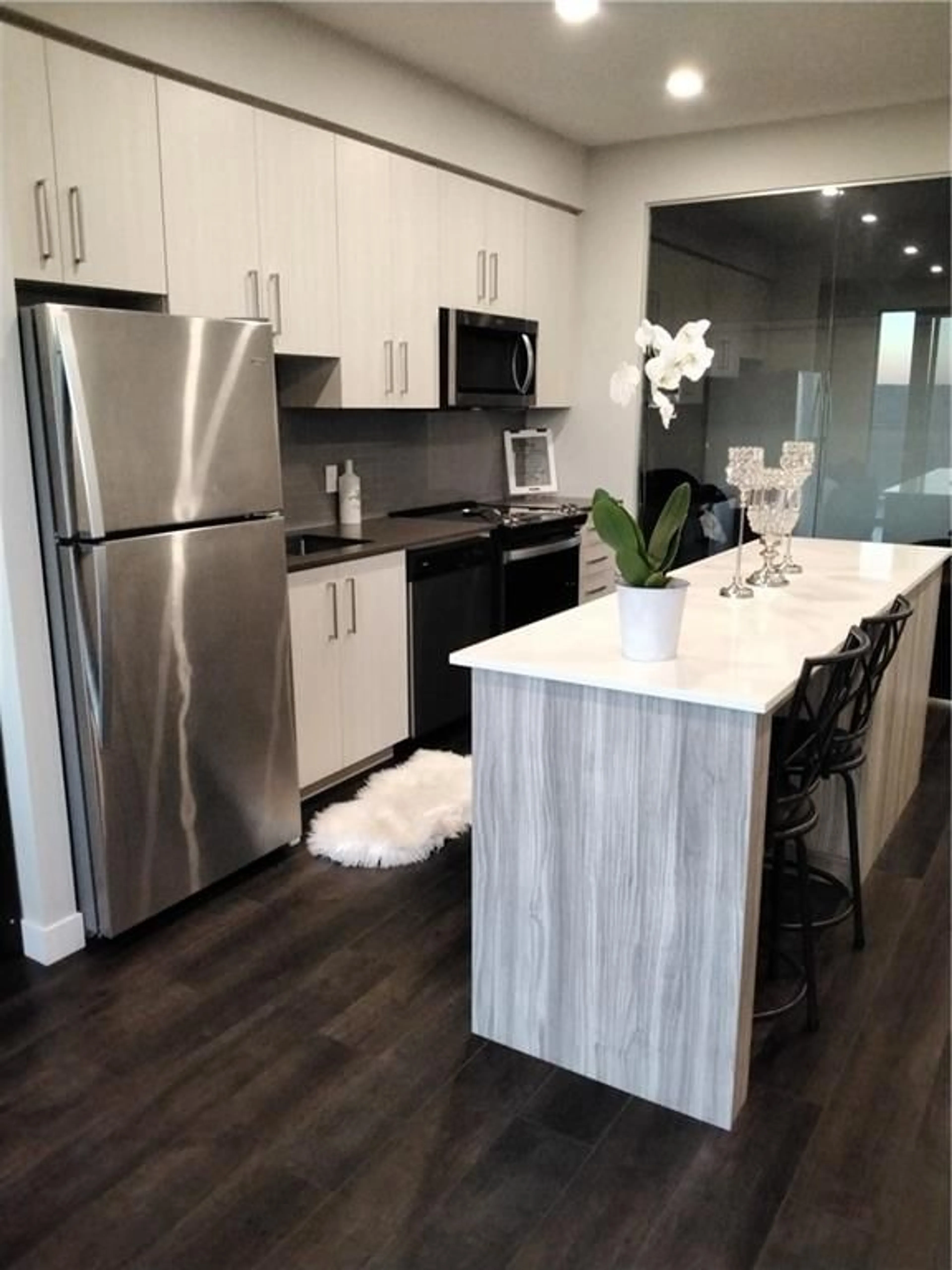 Contemporary kitchen for 15 Queen St #2304, Hamilton Ontario L8P 0C6