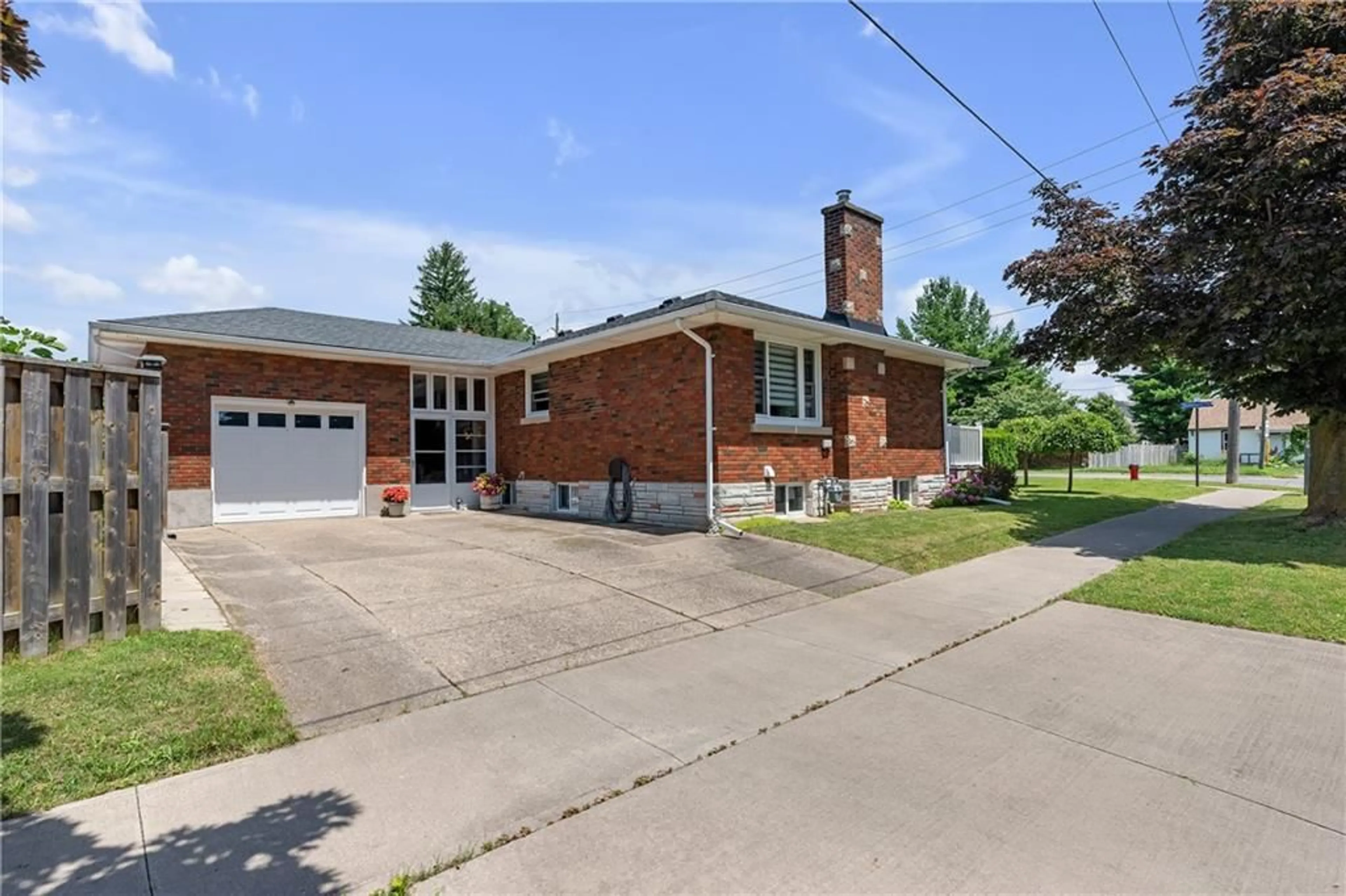 Frontside or backside of a home, cottage for 5093 DRUMMOND Rd, Niagara Falls Ontario L2E 6E2