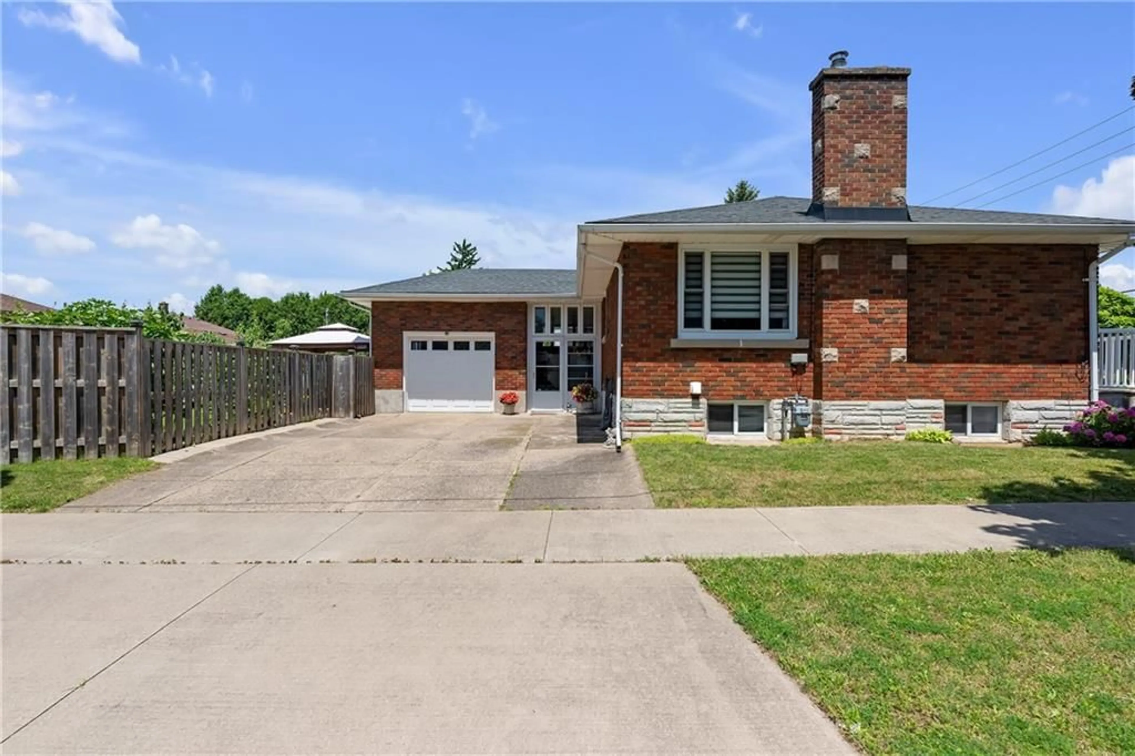 Home with brick exterior material for 5093 DRUMMOND Rd, Niagara Falls Ontario L2E 6E2