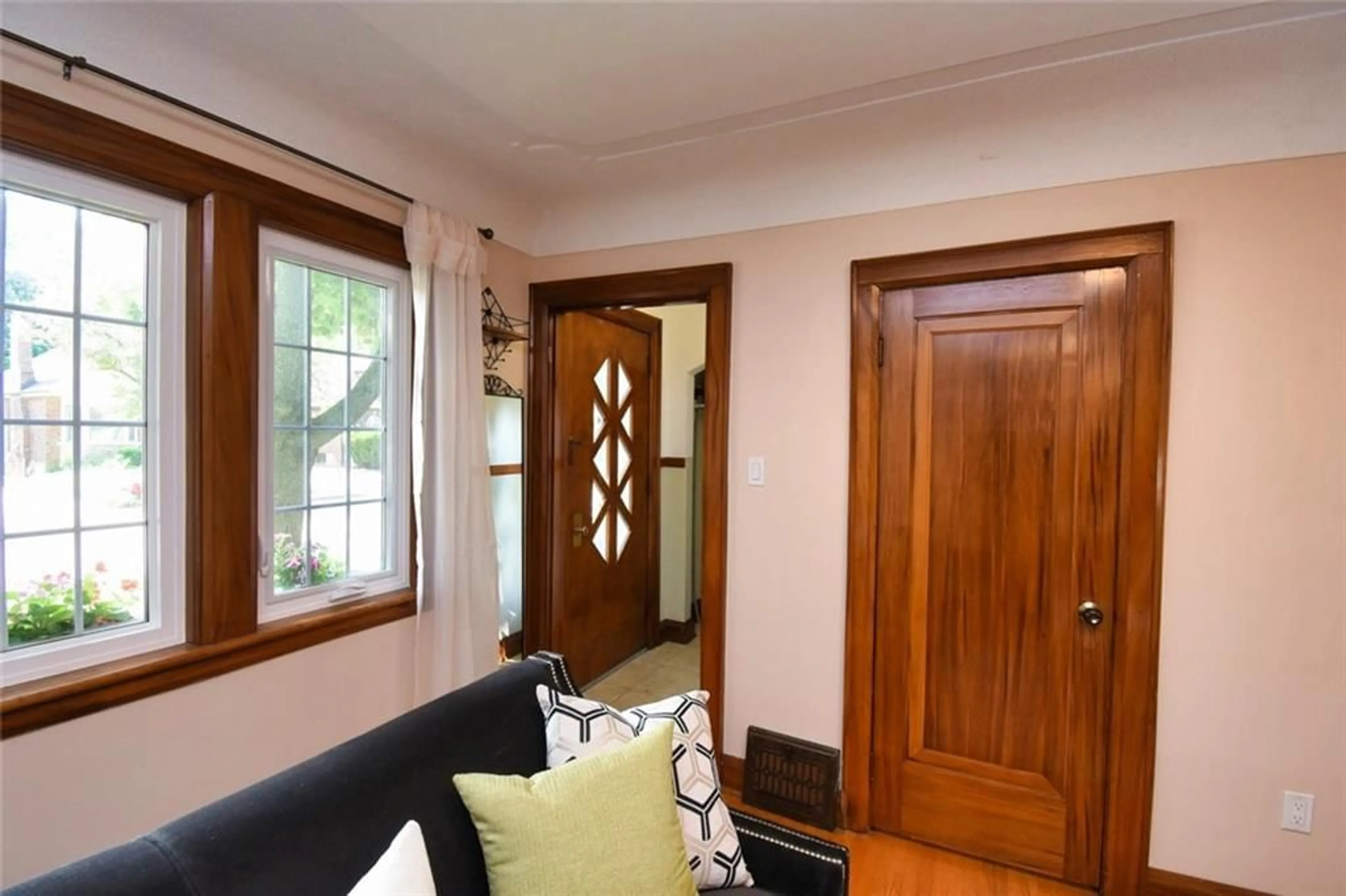 Indoor entryway, wood floors for 122 HADDON Ave, Hamilton Ontario L8S 1X8