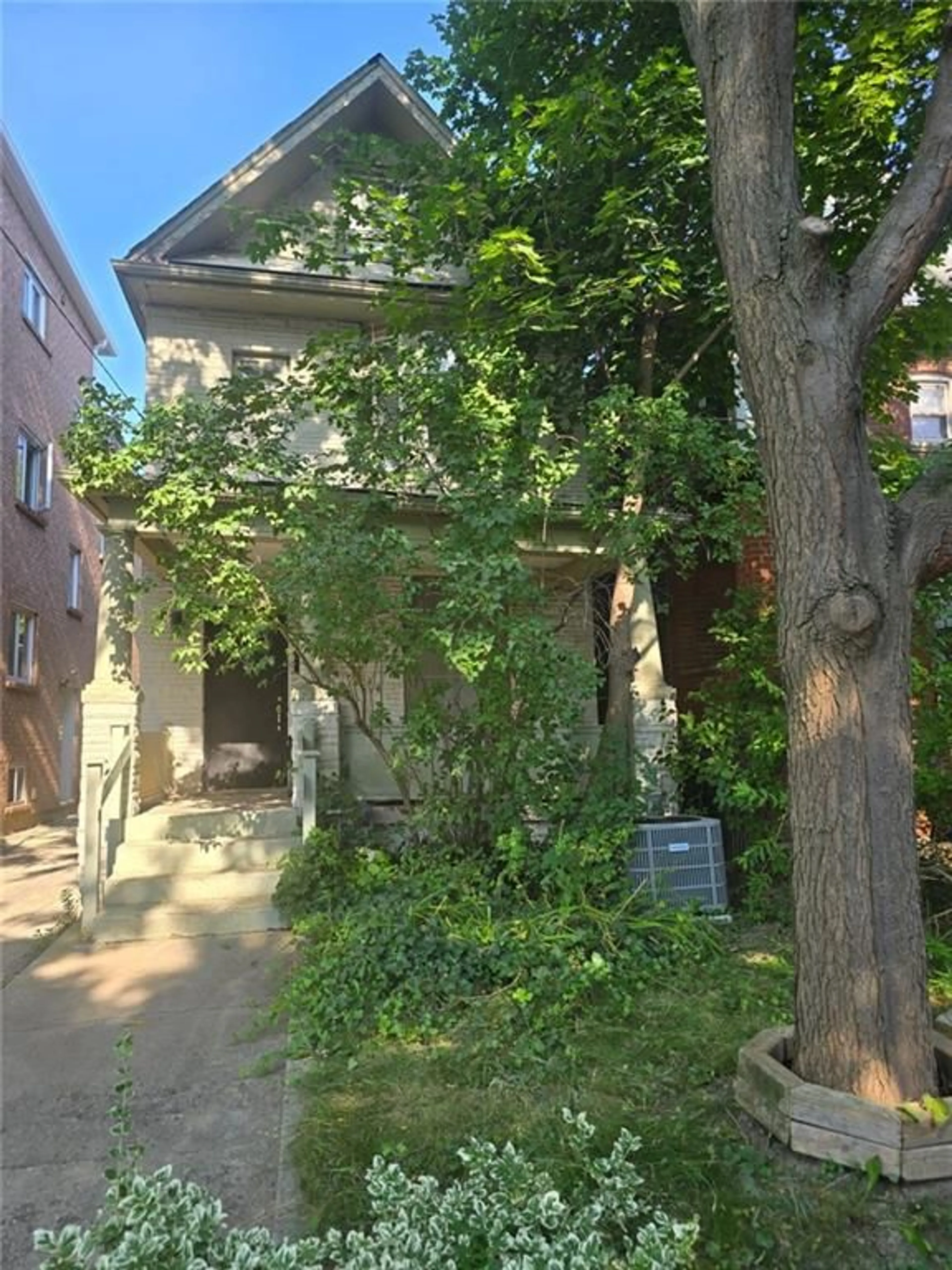 A pic from exterior of the house or condo, the street view for 837 GLADSTONE Ave, Toronto Ontario M6H 3J7