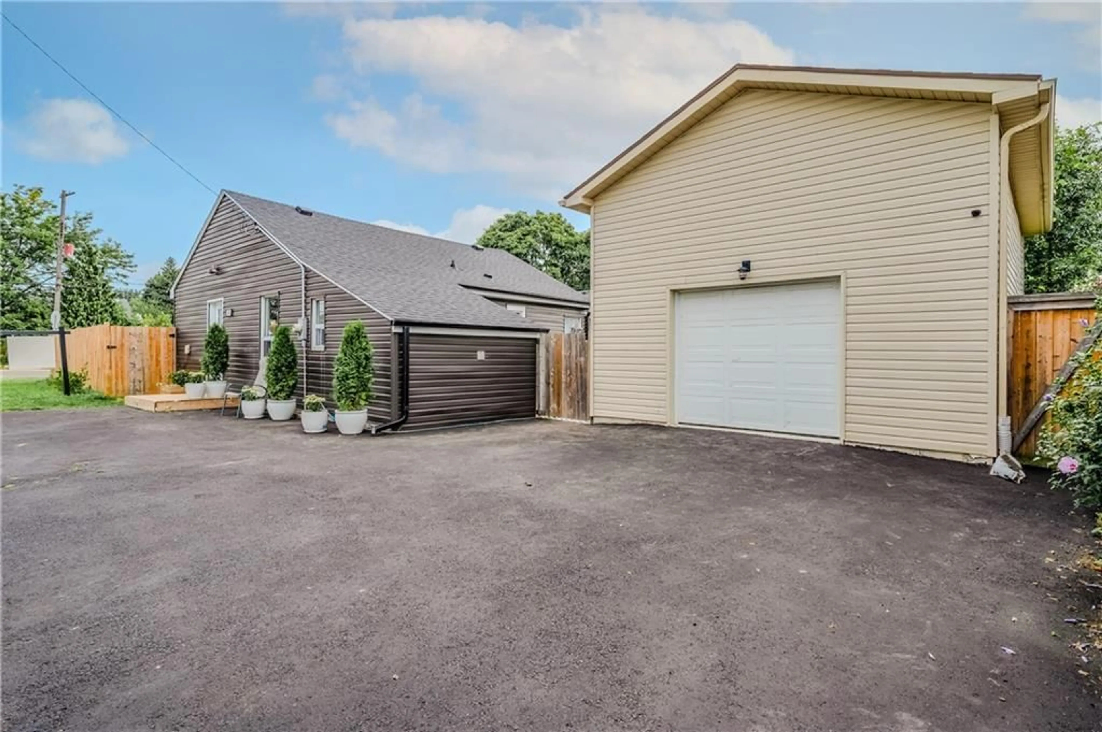 Indoor garage, cement floor for 127 EAST 33RD St, Hamilton Ontario L8V 1K3