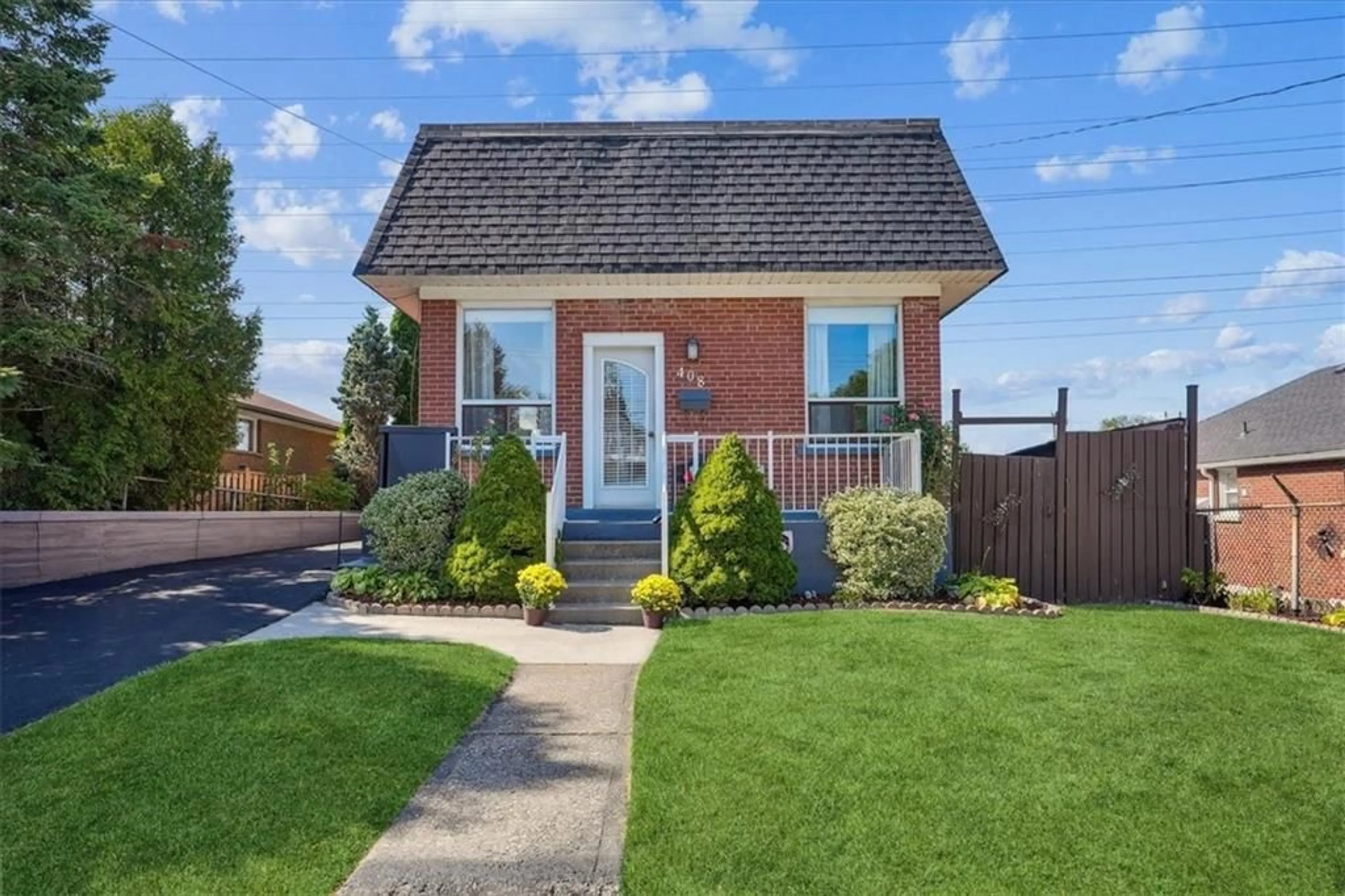 Frontside or backside of a home, cottage for 408 COCHRANE Rd, Hamilton Ontario L8K 3G9