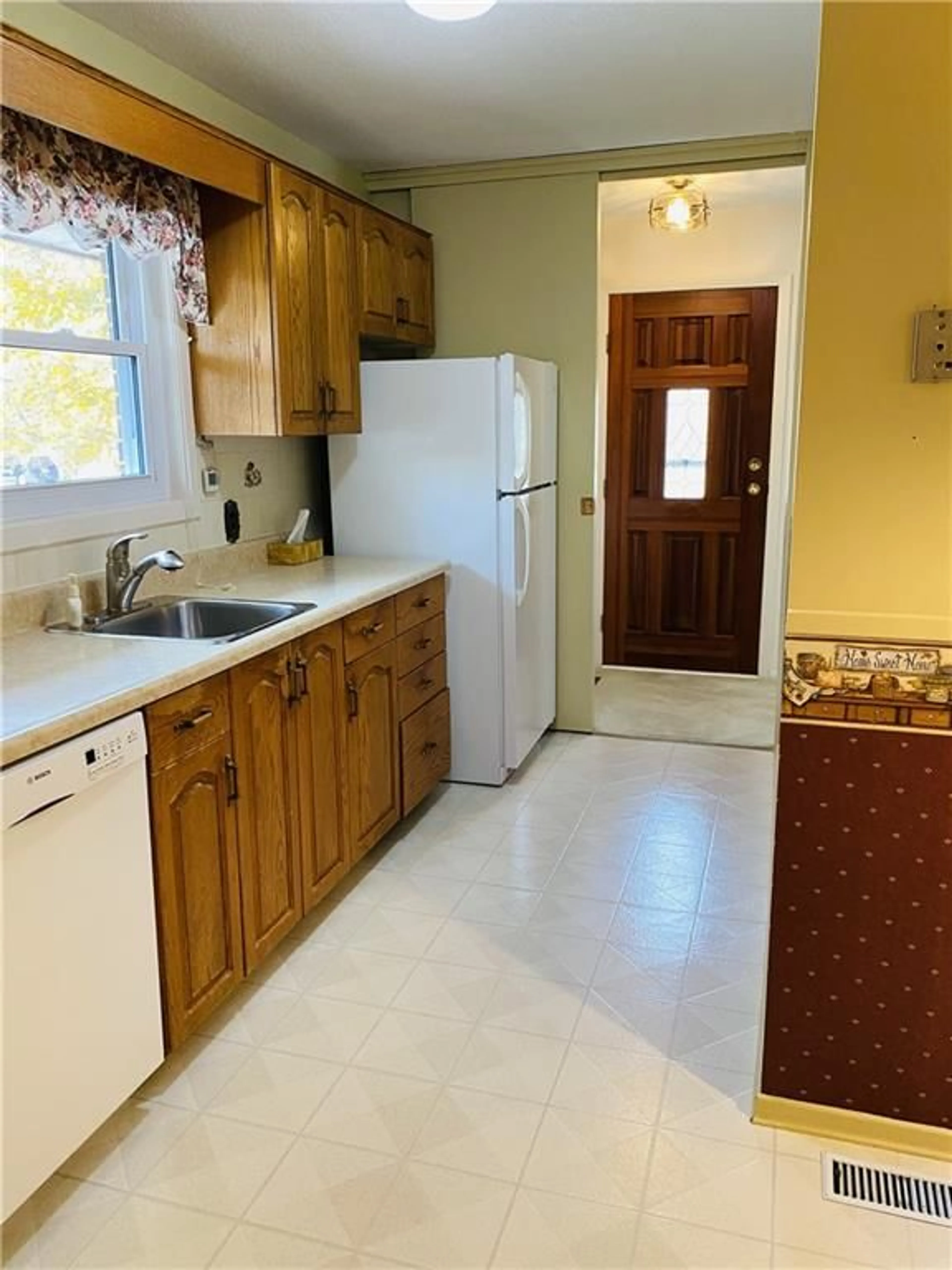 Standard kitchen for 30 BLUERIDGE Cres, Brantford Ontario N3R 5E8