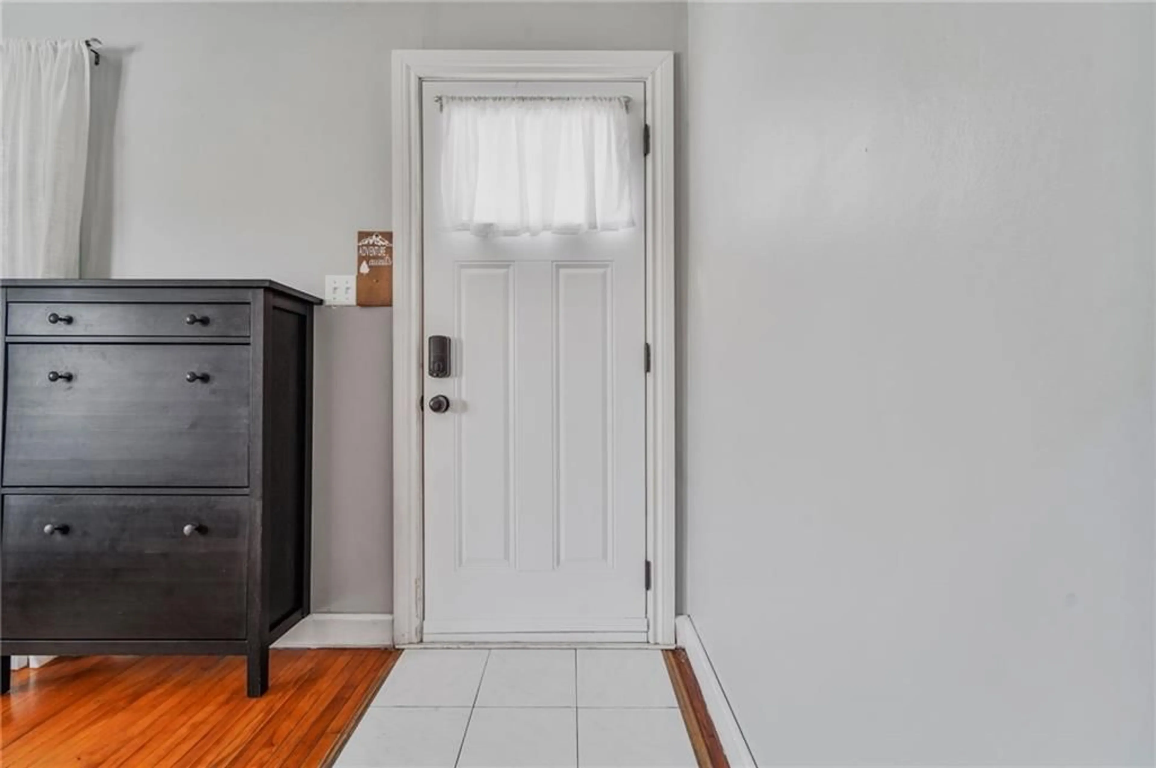 Indoor entryway for 1007 DUNSMURE Rd, Hamilton Ontario L8H 1J5