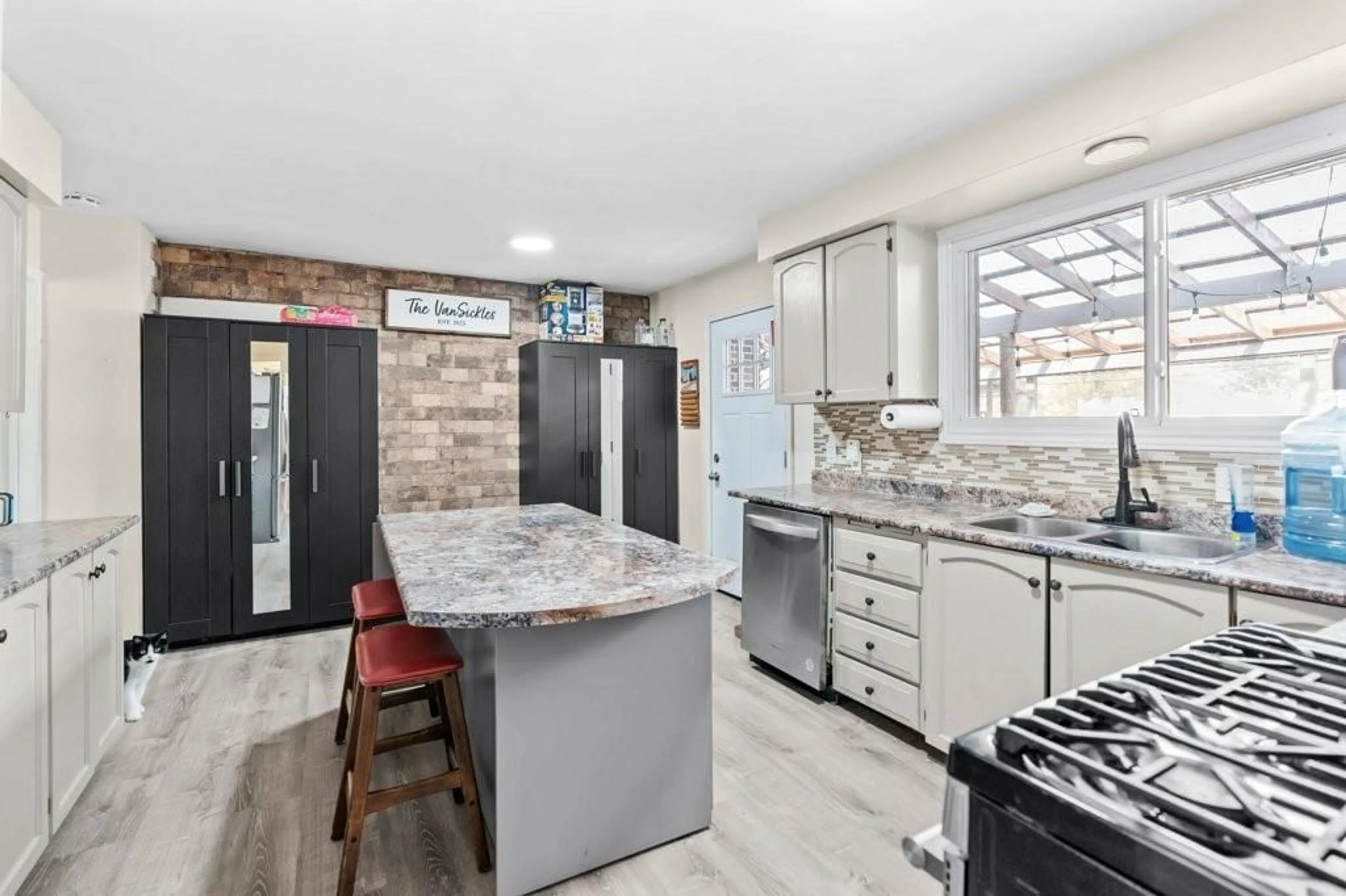 Open concept kitchen for 1258 6 Hwy, Hamilton Ontario L8N 2Z7