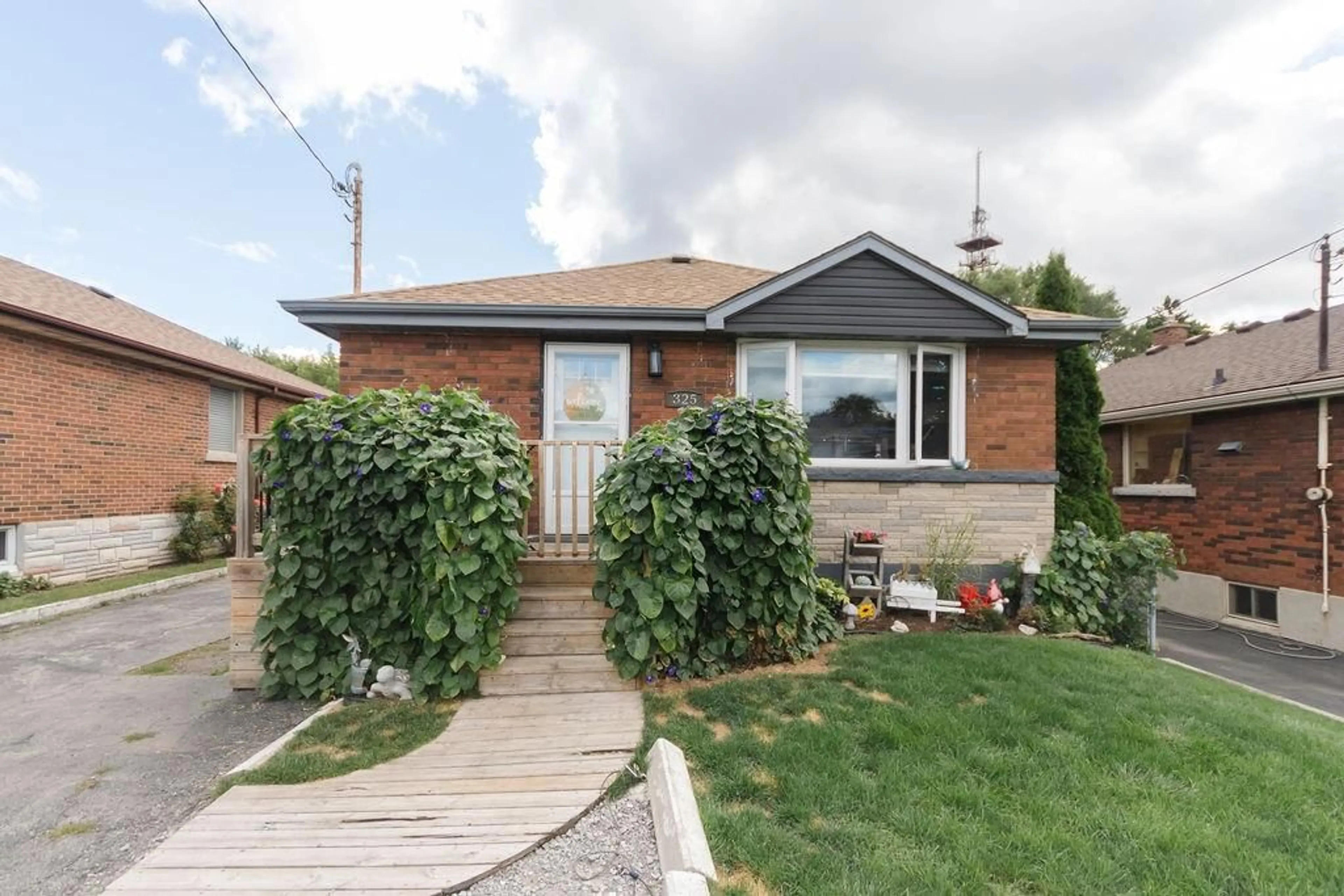 Frontside or backside of a home for 325 East 18th St, Hamilton Ontario L9A 4P7