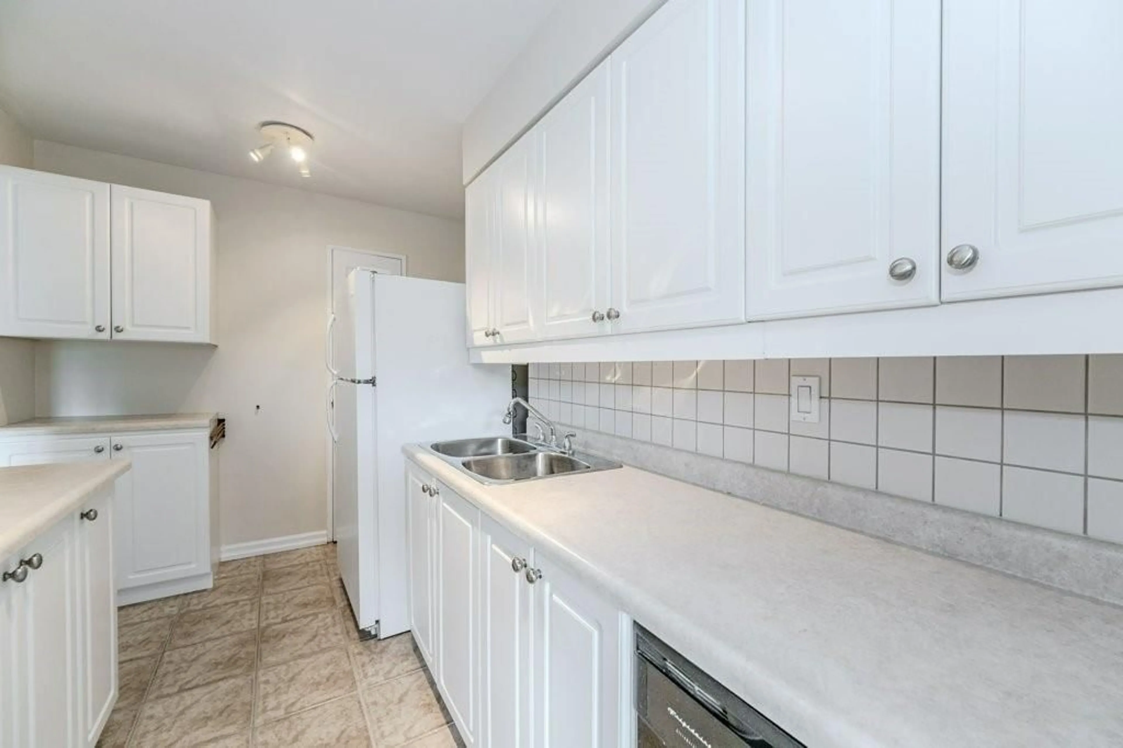 Standard kitchen for 1964 Main St #803, Hamilton Ontario L8S 1J5